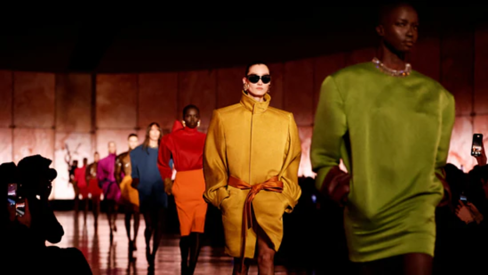 Hinh anh 2: Yves Saint Laurent ben thiet ke Le Smoking cho phu nu