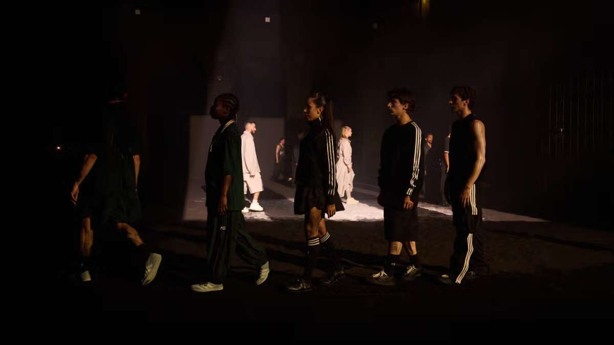 Hinh anh show dien Paris Fashion Week Men SS26 voi bo suu tap sneaker noi bat