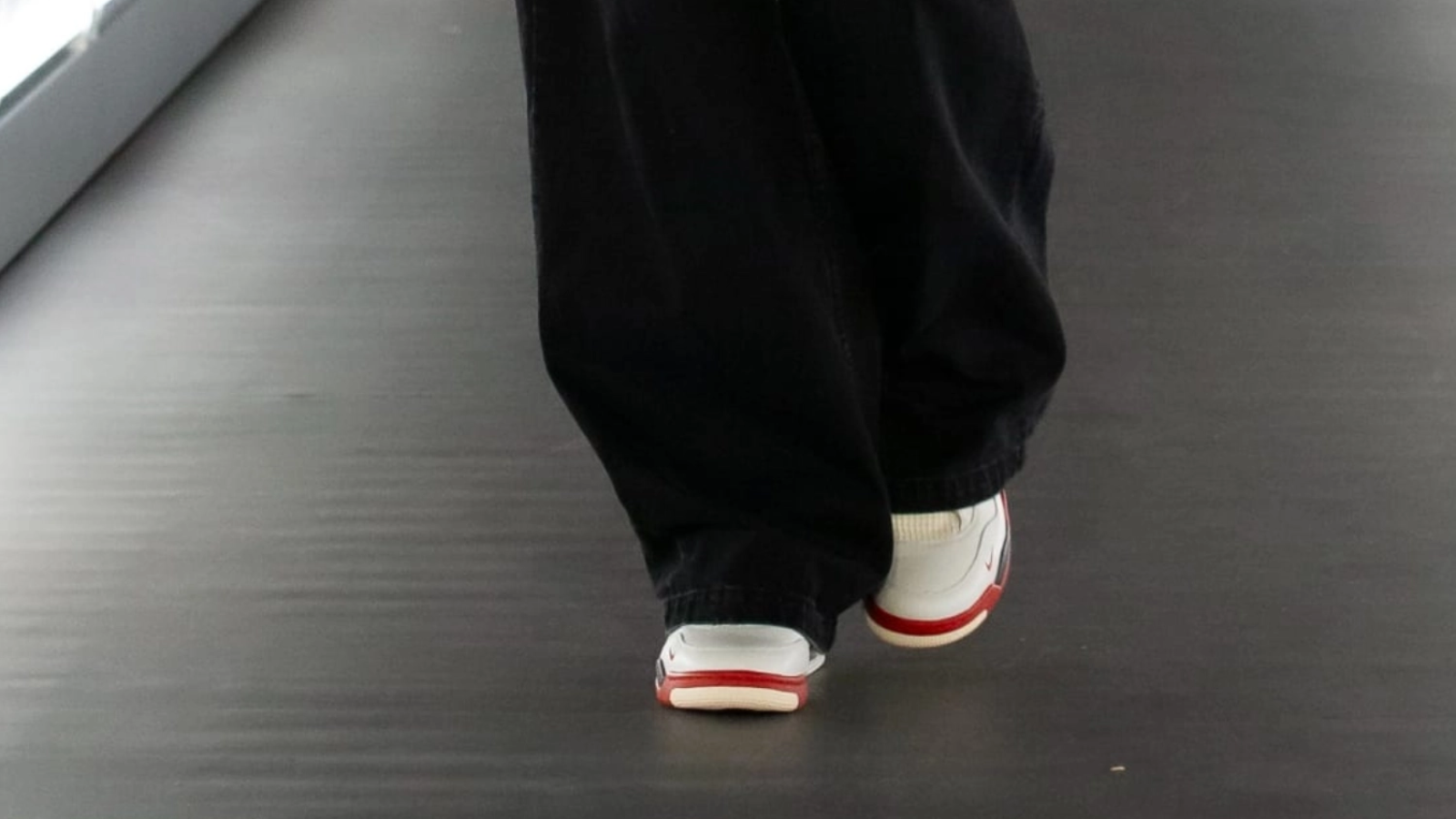 Hinh anh 3: Nigel Sylvester x Air Jordan 4 Sail/Cinnabar 2026