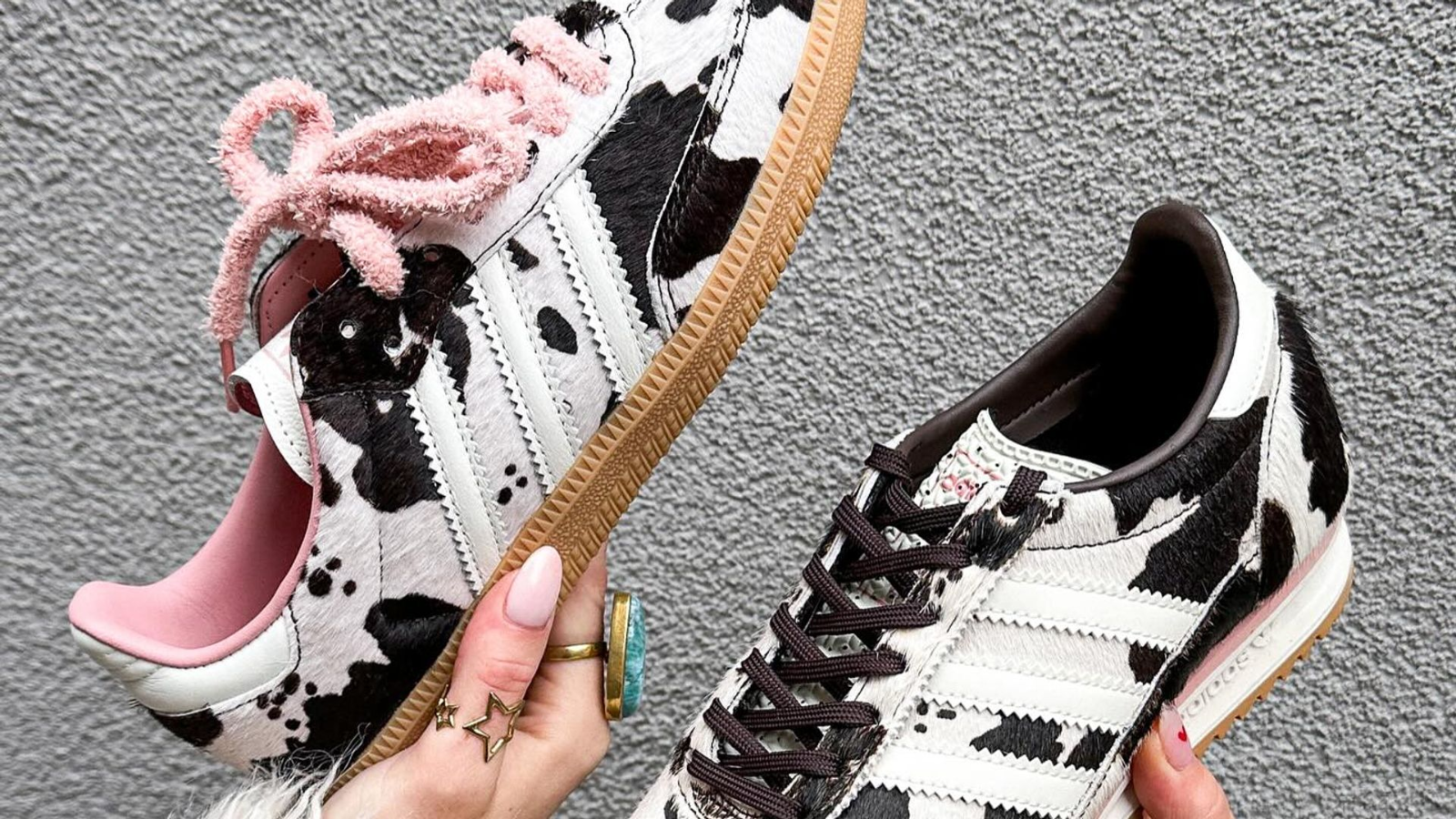 Hinh anh 1: Giay ASOS x adidas Samba 'Cow Print' voi hoa tiet bo sua va chi tiet hong pastel