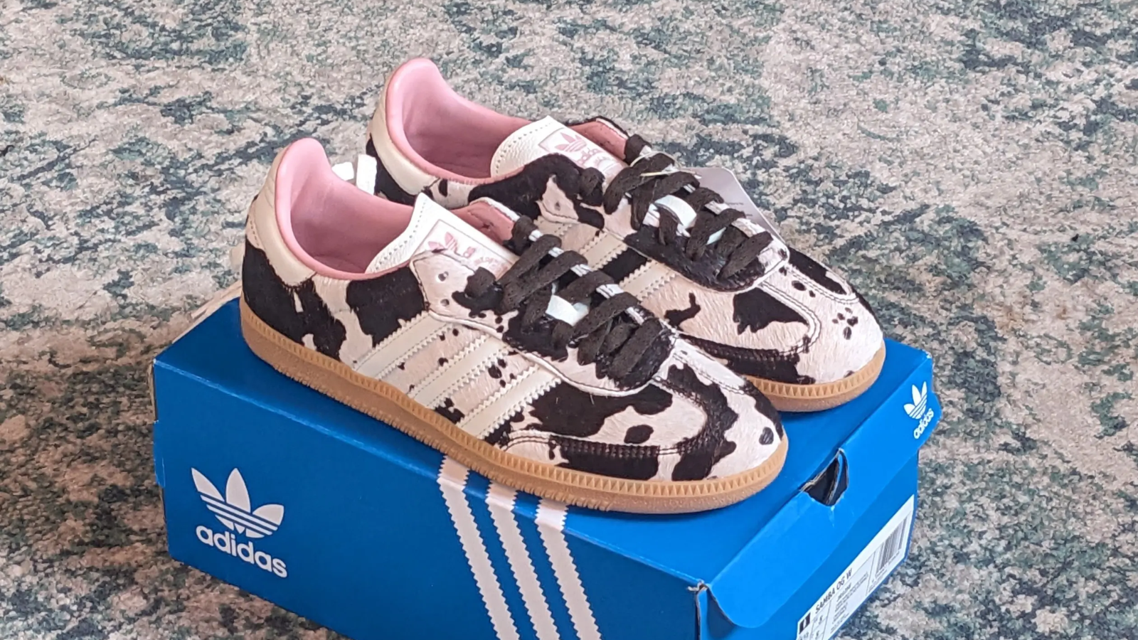 Hinh anh 6: Giay ASOS x adidas Samba 'Cow Print' voi hoa tiet bo sua va chi tiet hong pastel