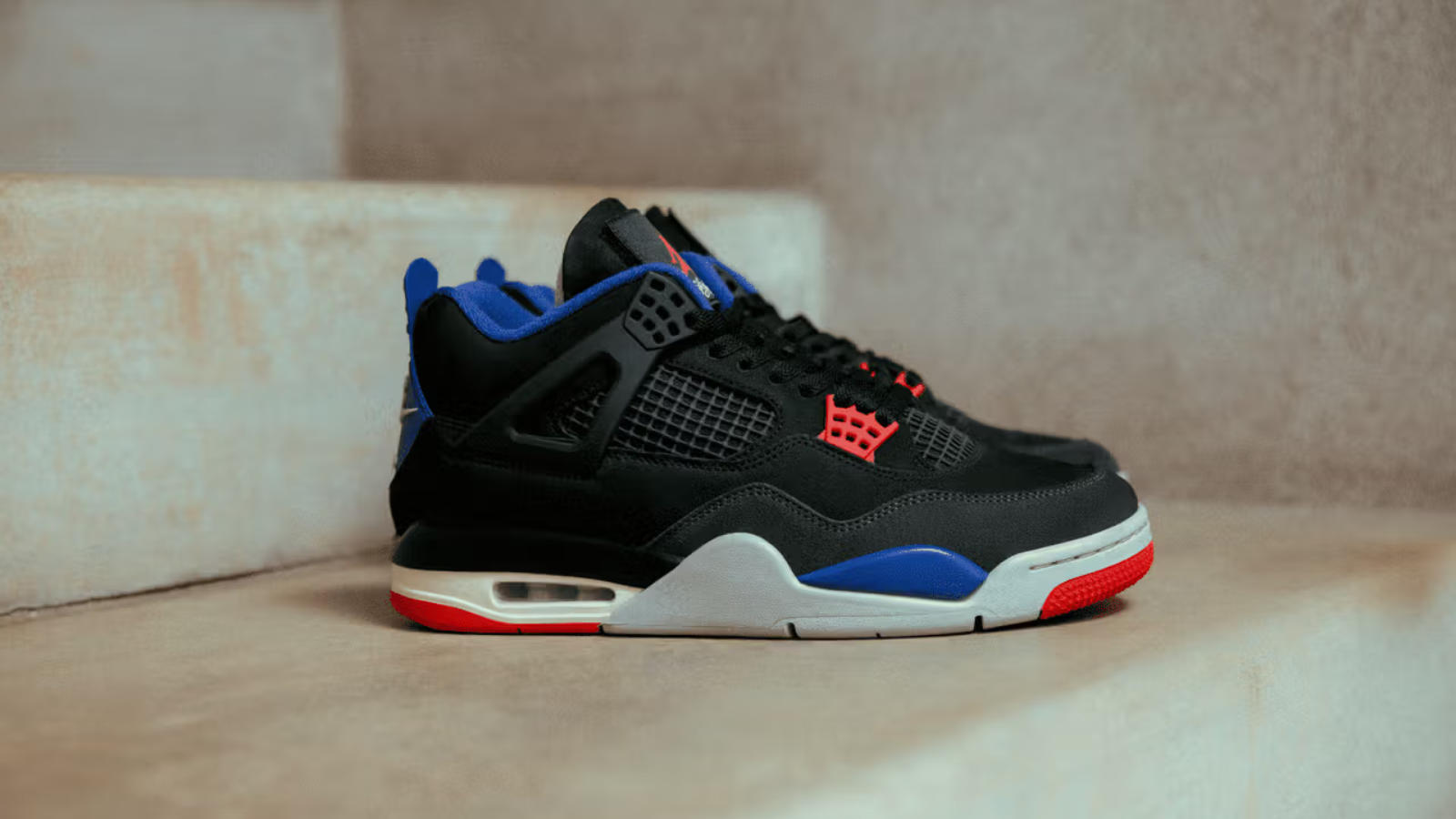 Hinh anh 6: Air Jordan 4 Rare Air voi phoi mau den, do va xanh, phat hanh he 2025