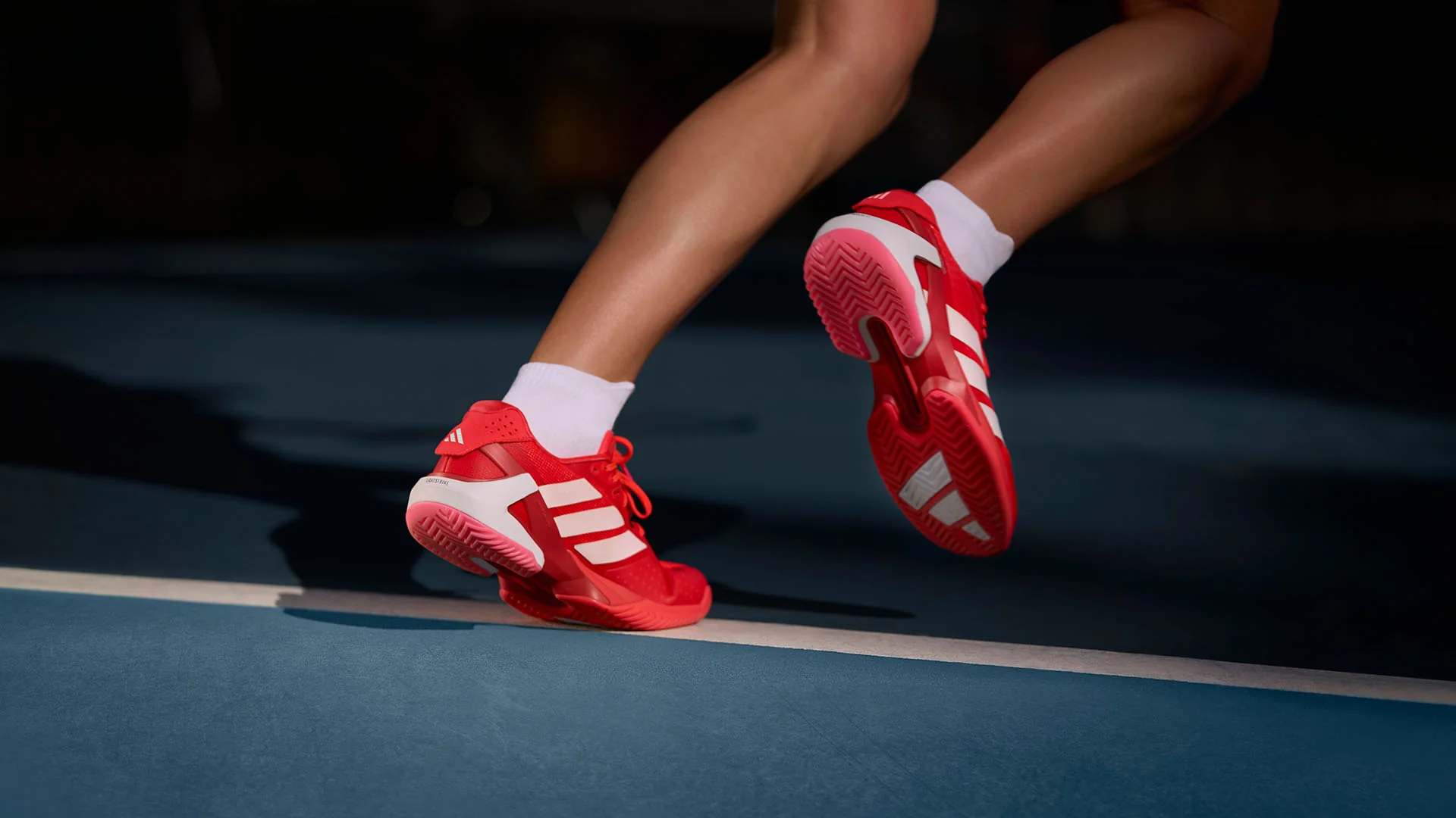 Adizero Ubersonic 5: lướt gió làm chủ tốc độ sân đấu