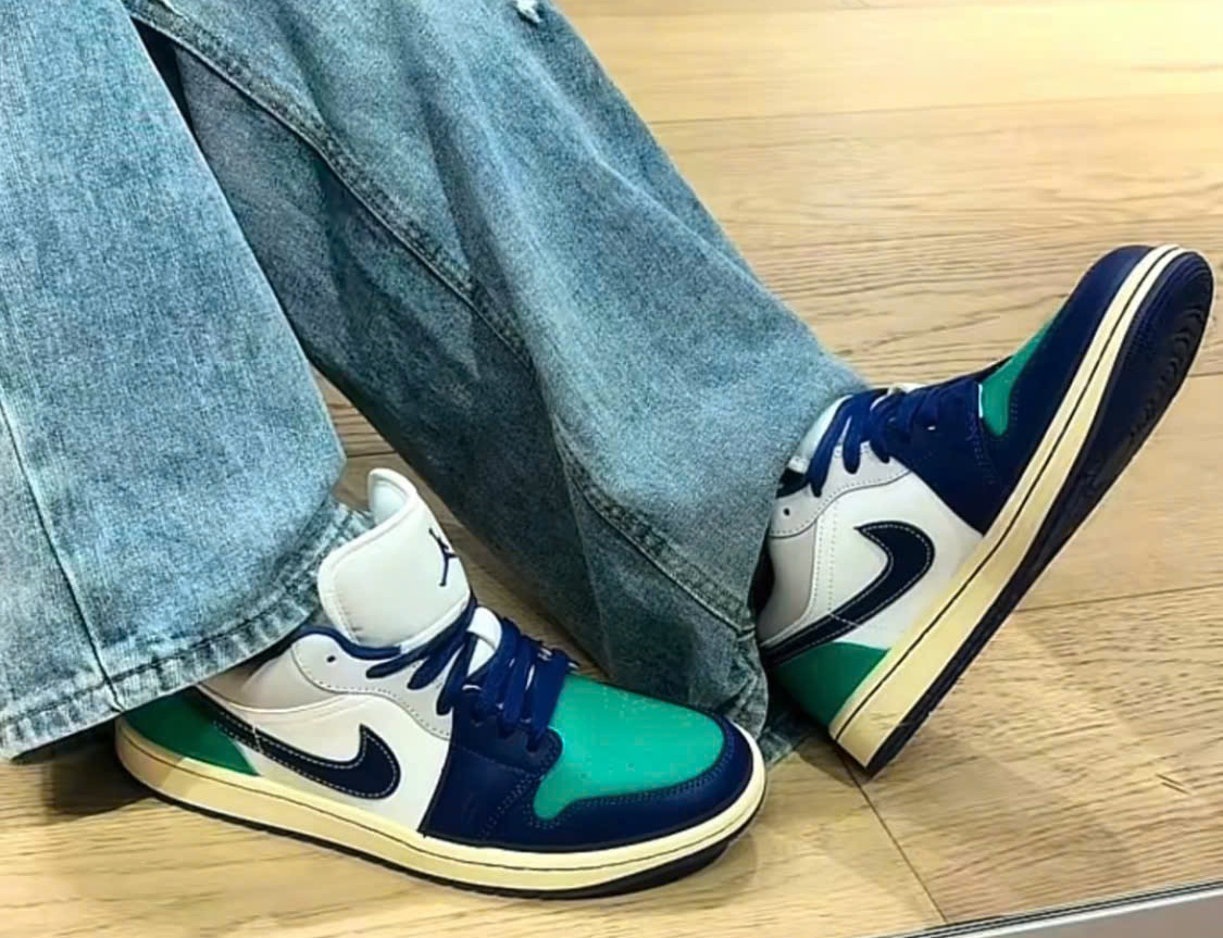 Alternative view of Giày Nike Air Jordan 1 Low 'Deep Royal Blue' 553558-147