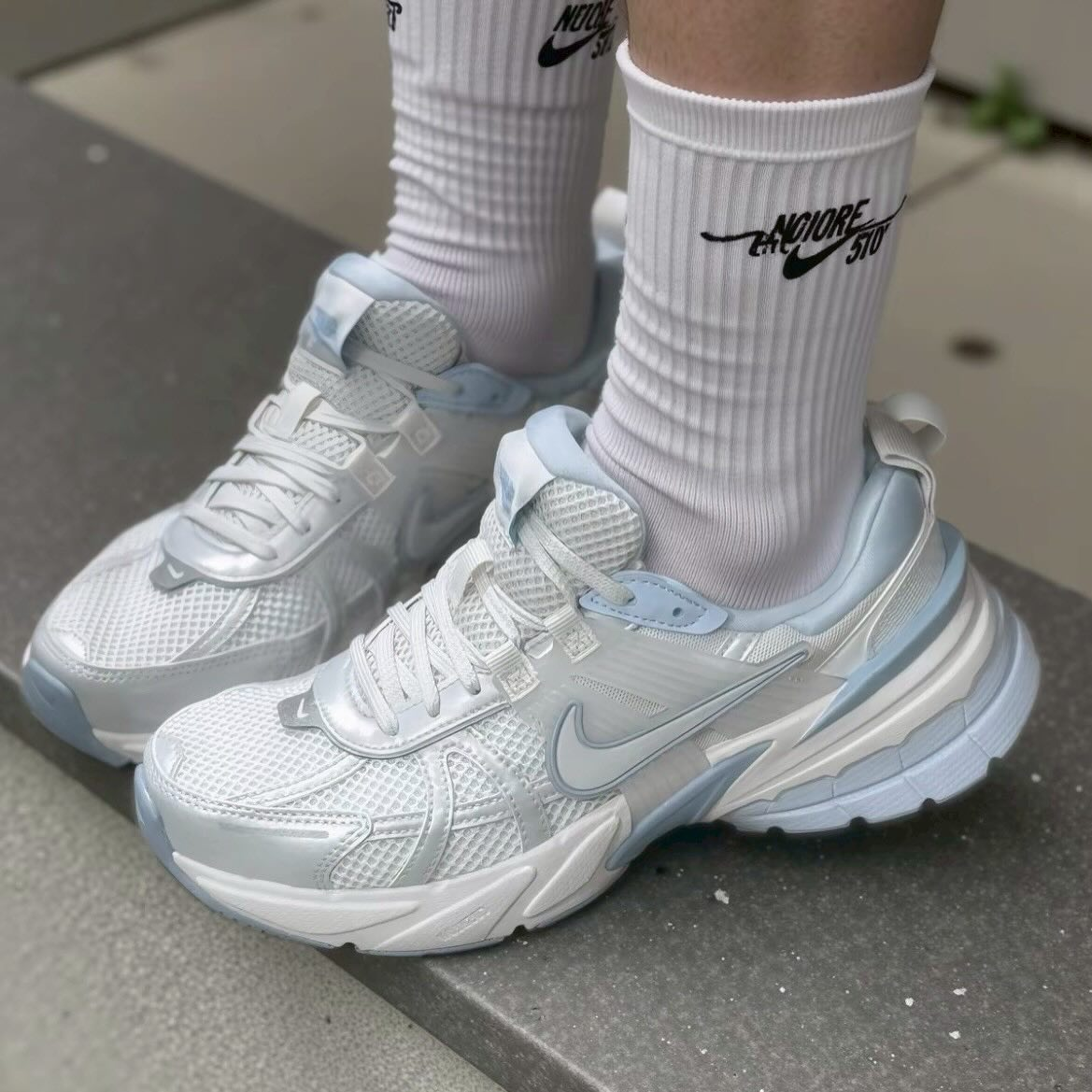 Alternative view of Giày Nike V2K Run ‘Platinum Tint’ FD0736-009