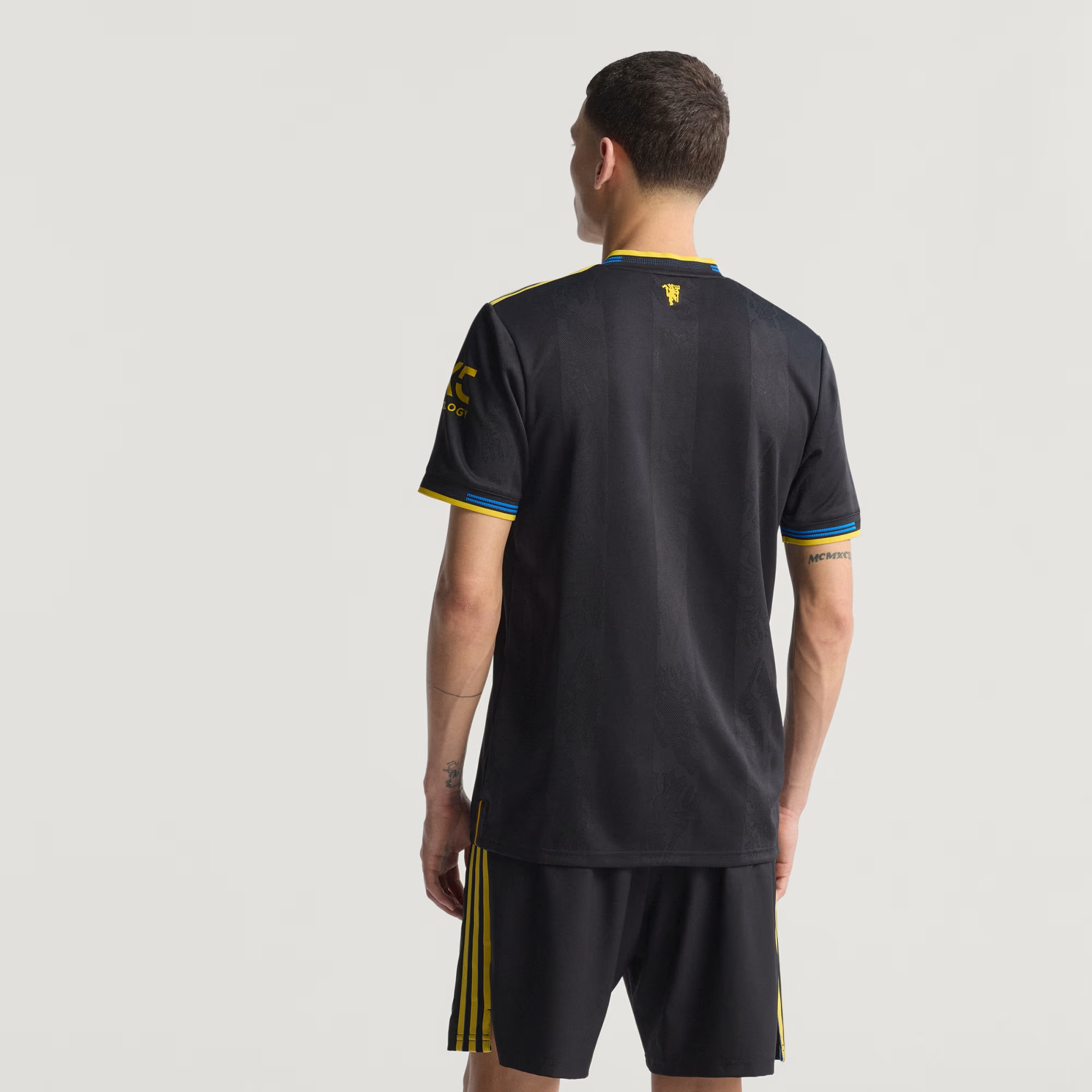 Áo Adidas Manchester United 2025/26 'Black' JI7419 - Ảnh 3
