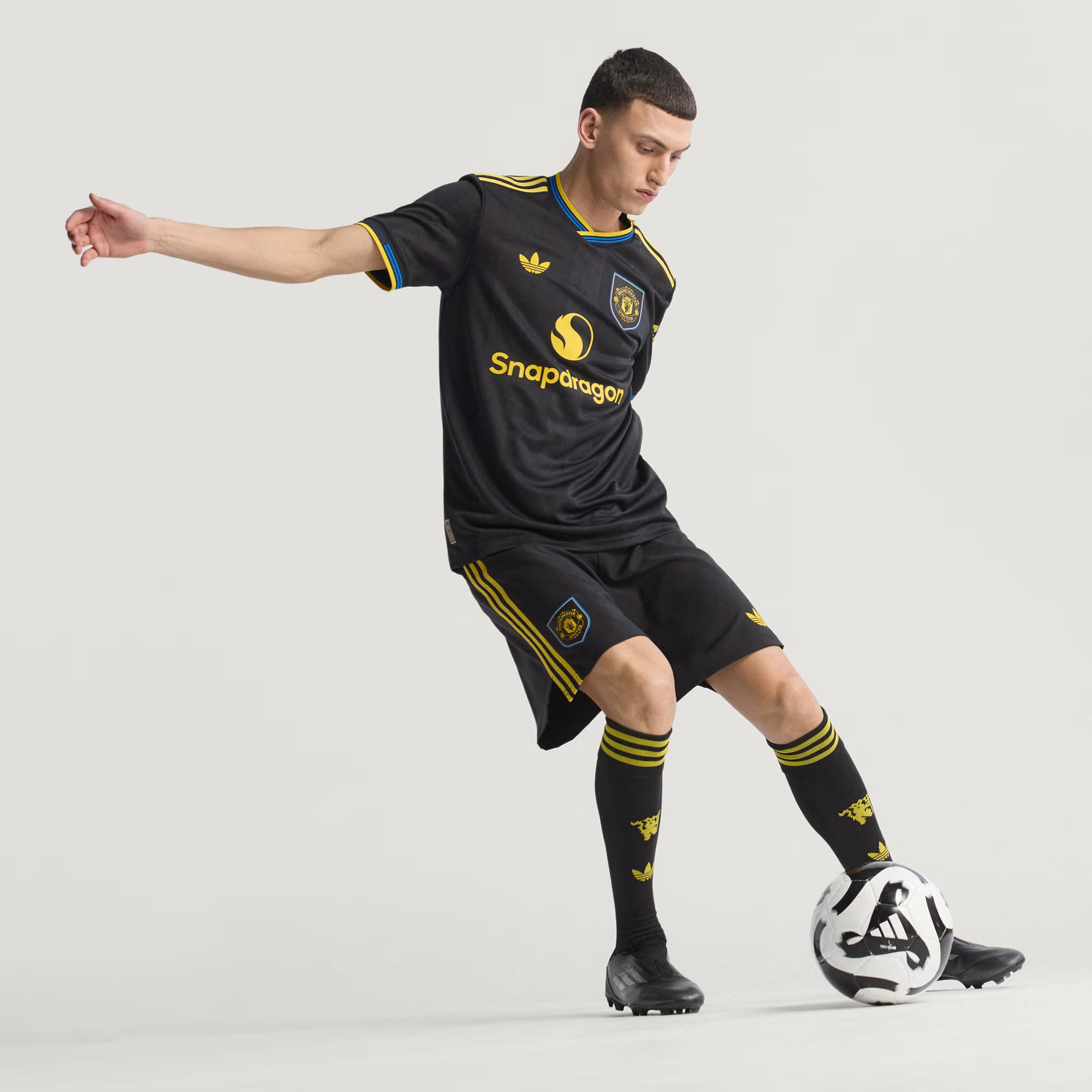 Áo Adidas Manchester United 2025/26 'Black' JI7419 - Ảnh 4