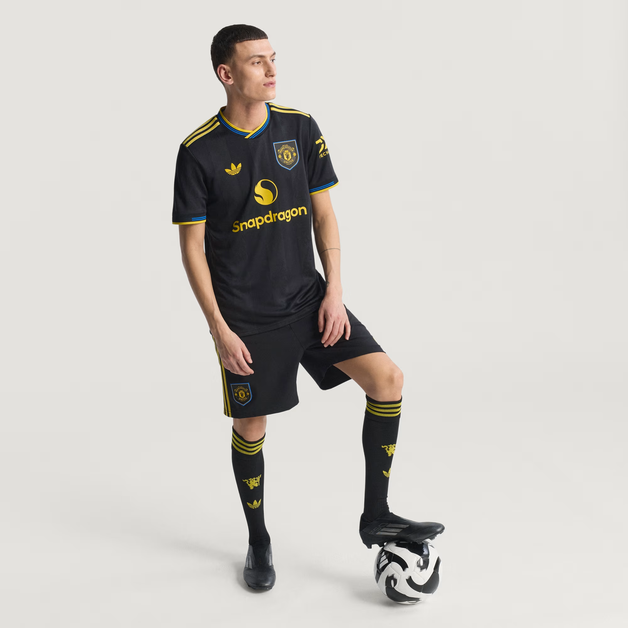 Áo Adidas Manchester United 2025/26 'Black' JI7419 - Ảnh 7