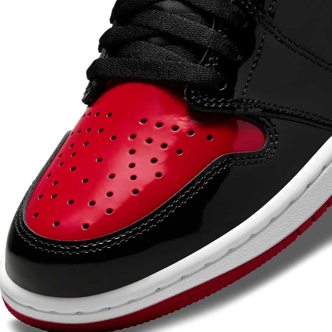 Chiêm ngưỡng Air Jordan 1 Mid "Black/Varsity Red" với diện mạo mới đầy cuốn hút