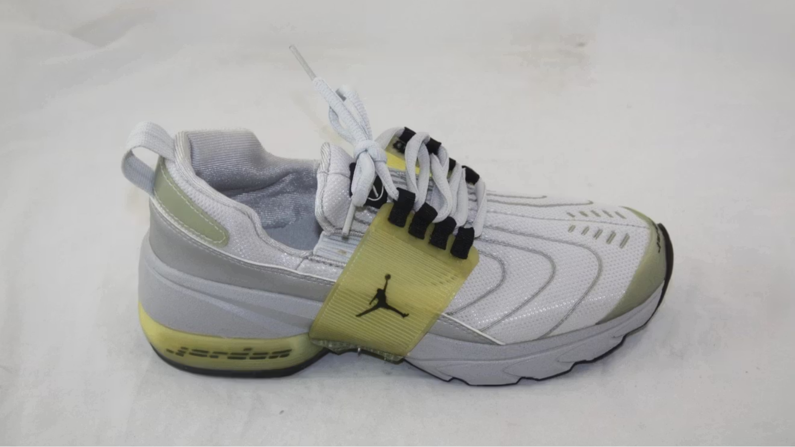 Hinh anh 4: Hinh anh giay Jordan Trunner O/S 2025 voi thiet ke hien dai, phoi mau xanh duong - nau dat, va day hai mau.