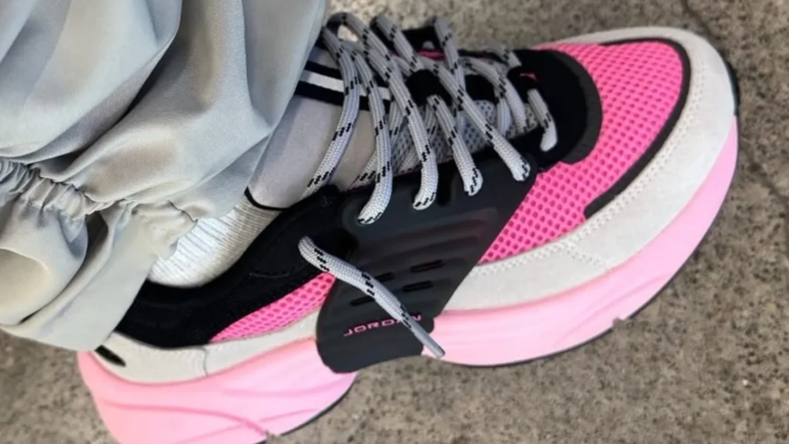 Hinh anh 1: Hinh anh giay Jordan Trunner O/S 2025 voi thiet ke hien dai, phoi mau xanh duong - nau dat, va day hai mau.