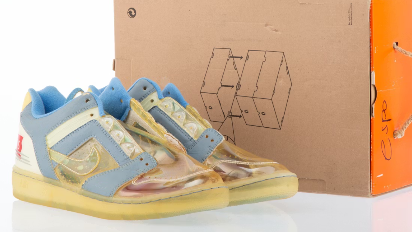 Hinh anh 1: Giay sneaker trong suot khien chan bi hap hoi va khong thoang mat