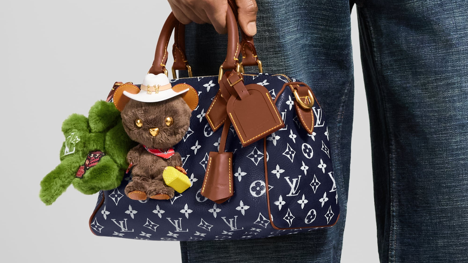 Hinh anh 6: Vivienne Fashionista va Louis Bear - thu bong bag charms Louis Vuitton 2025