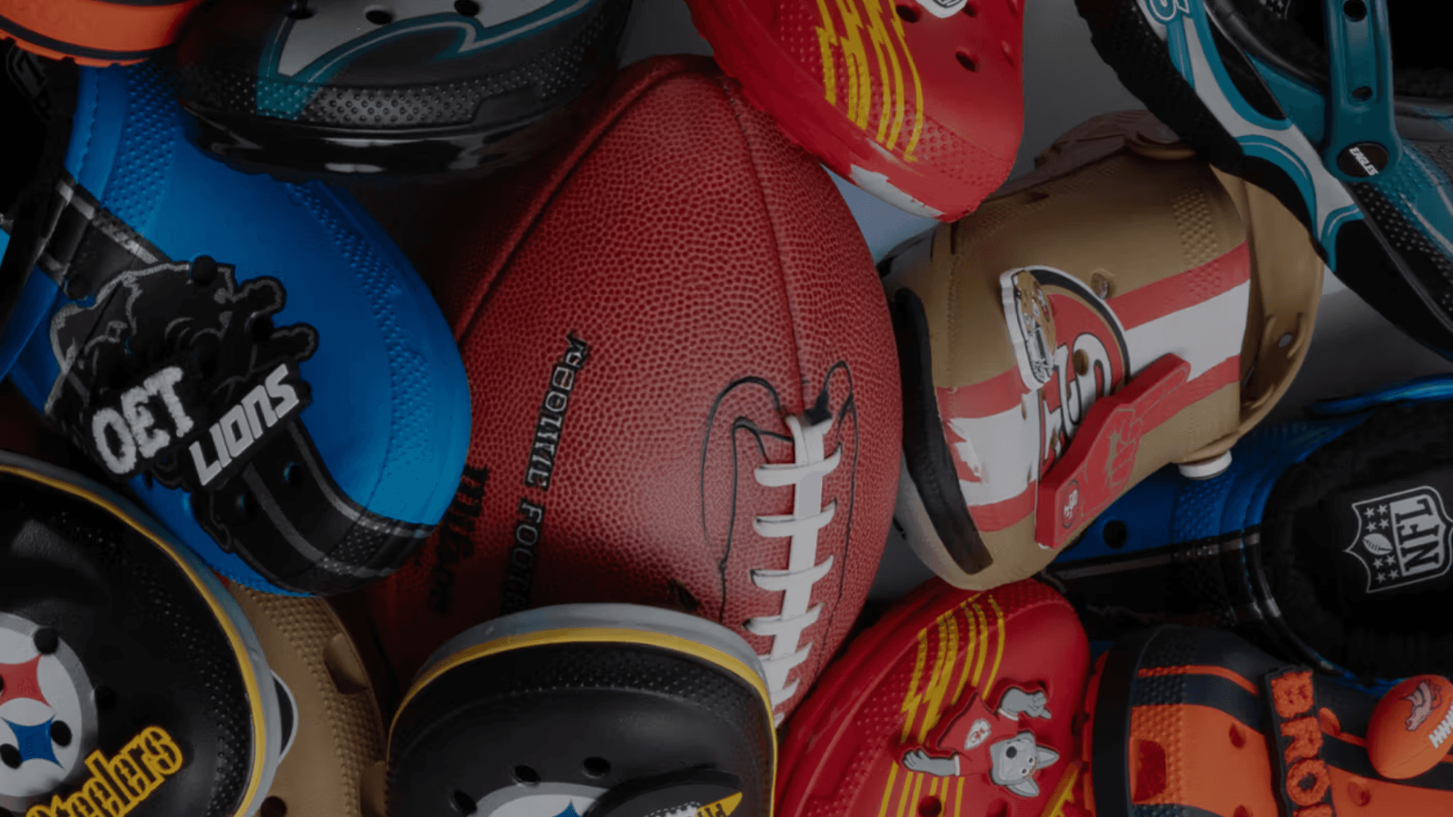 Hinh anh 1: Hinh anh bo suu tap Crocs x NFL voi cac mau giay mang logo va mau sac cua doi bong bau duc