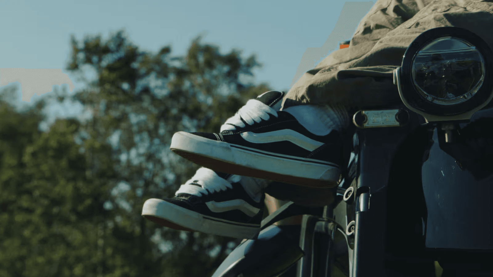 Hinh anh 3: SZA dien giay Vans Knu Skool trong chien dich VansZA