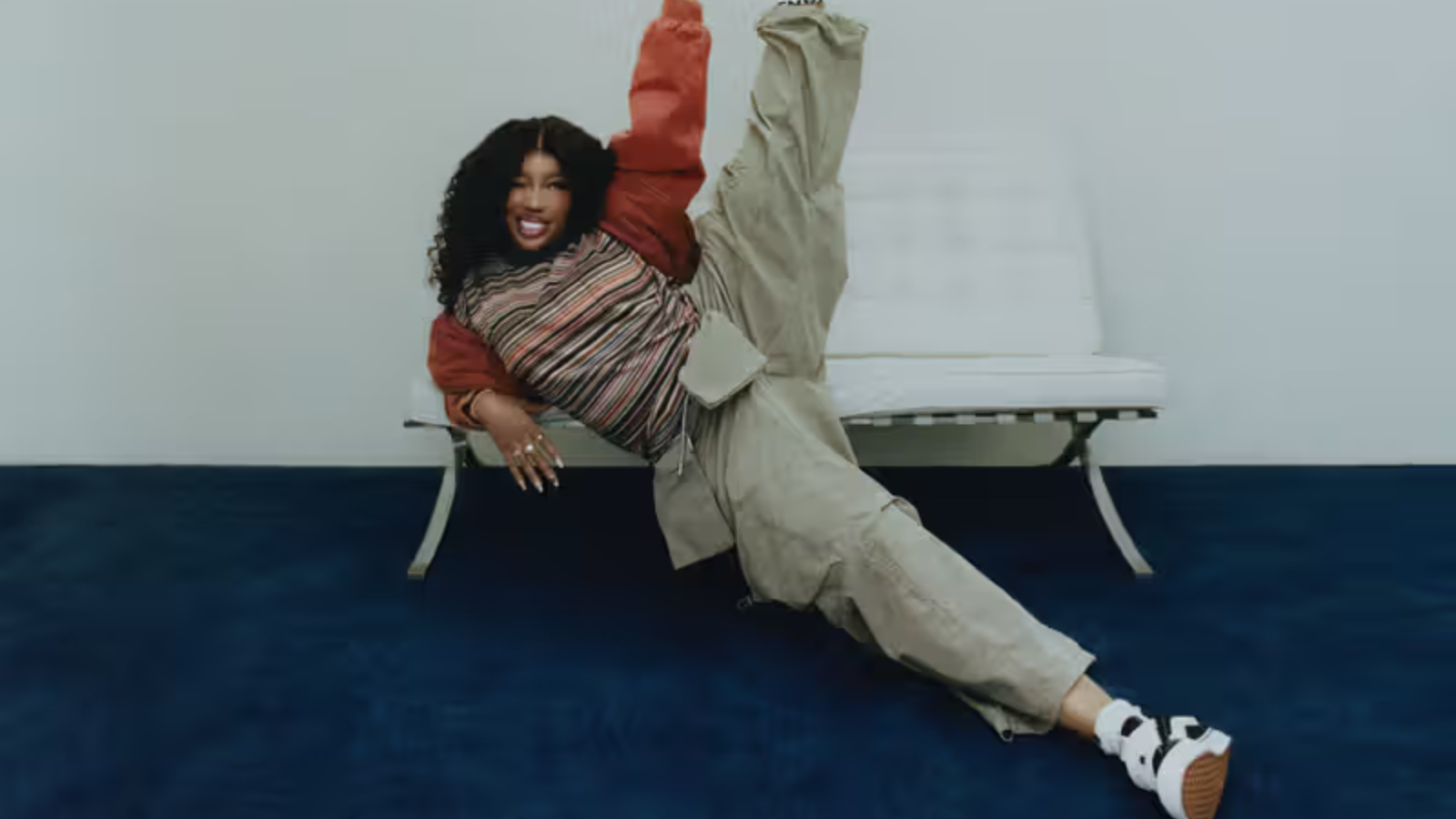 Hinh anh 7: SZA dien giay Vans Knu Skool trong chien dich VansZA