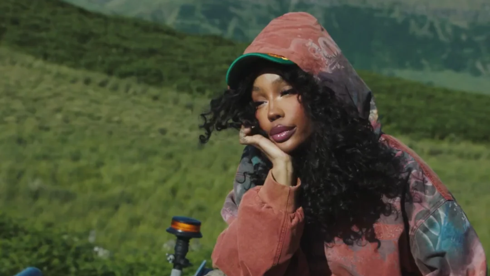 Hinh anh 8: SZA dien giay Vans Knu Skool trong chien dich VansZA