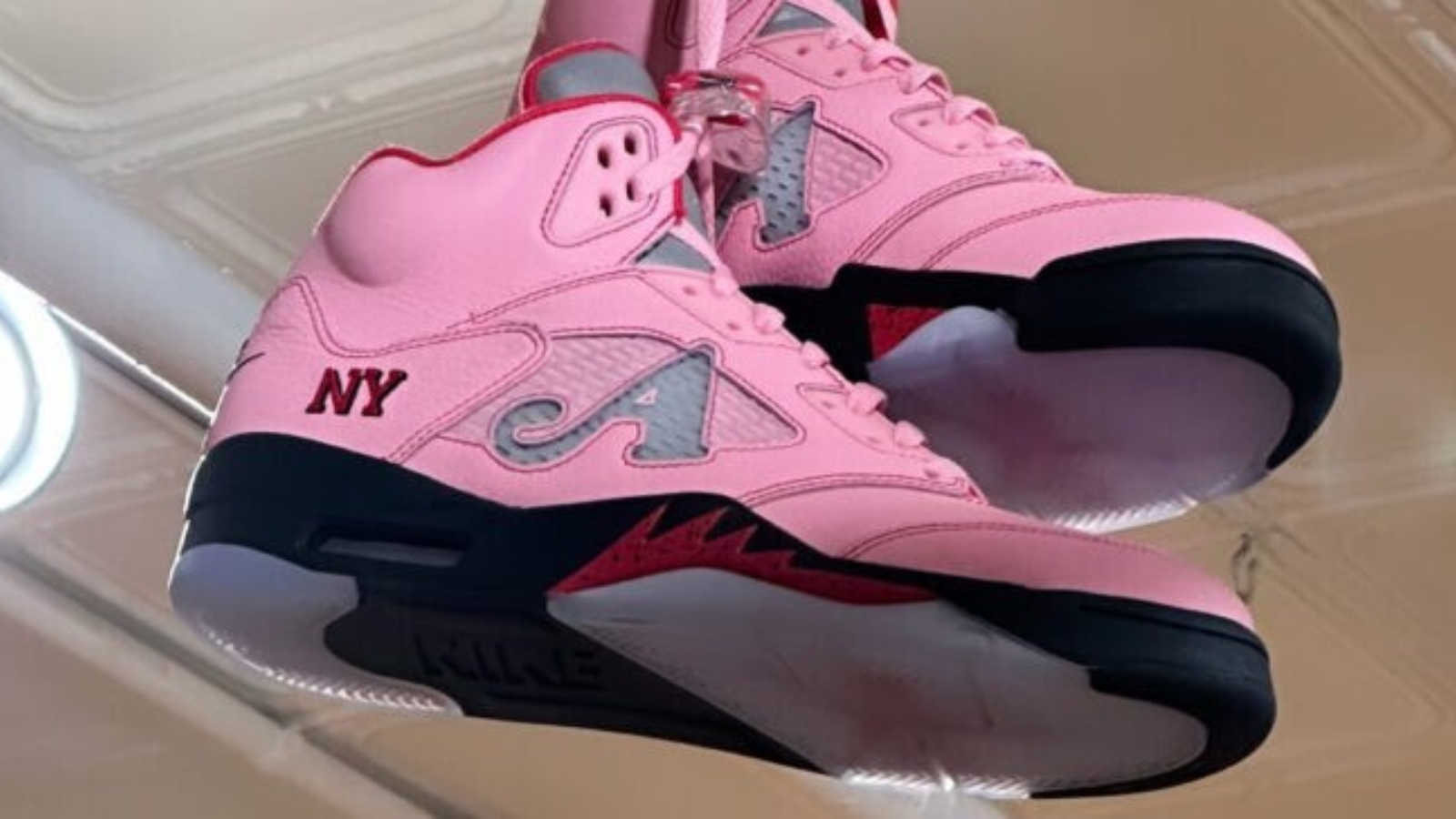 Hinh anh 1: Awake NY x Air Jordan 5 Retro voi thiet ke doc dao, gom hai phoi mau noi bat Bubblegum Pink va Black Racer Blue.
