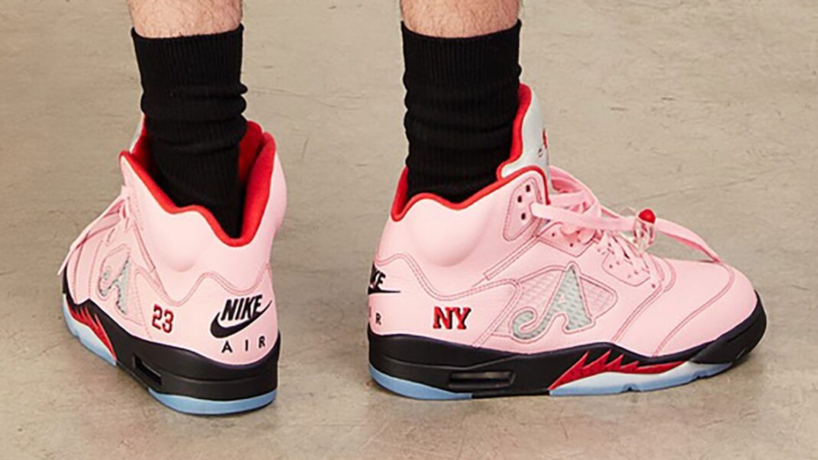 Hinh anh 3: Awake NY x Air Jordan 5 Retro voi thiet ke doc dao, gom hai phoi mau noi bat Bubblegum Pink va Black Racer Blue.