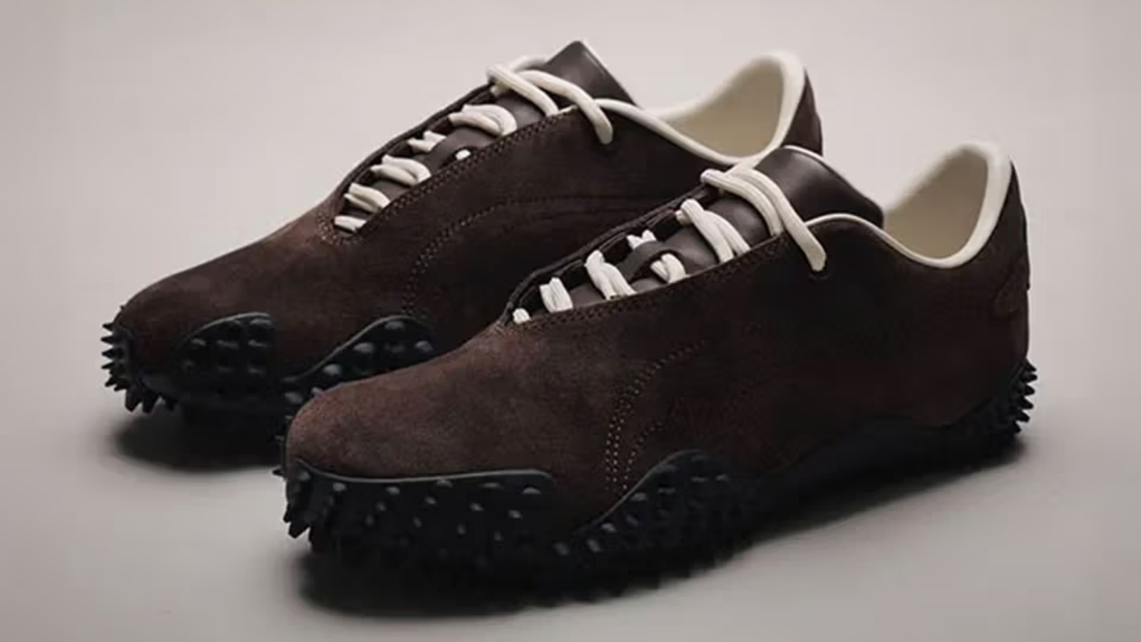 Hinh anh 4: Hinh anh giay JJJJound x PUMA Mostro voi thiet ke toi gian, phoi mau trung tinh va logo an, ra mat nam 2025.