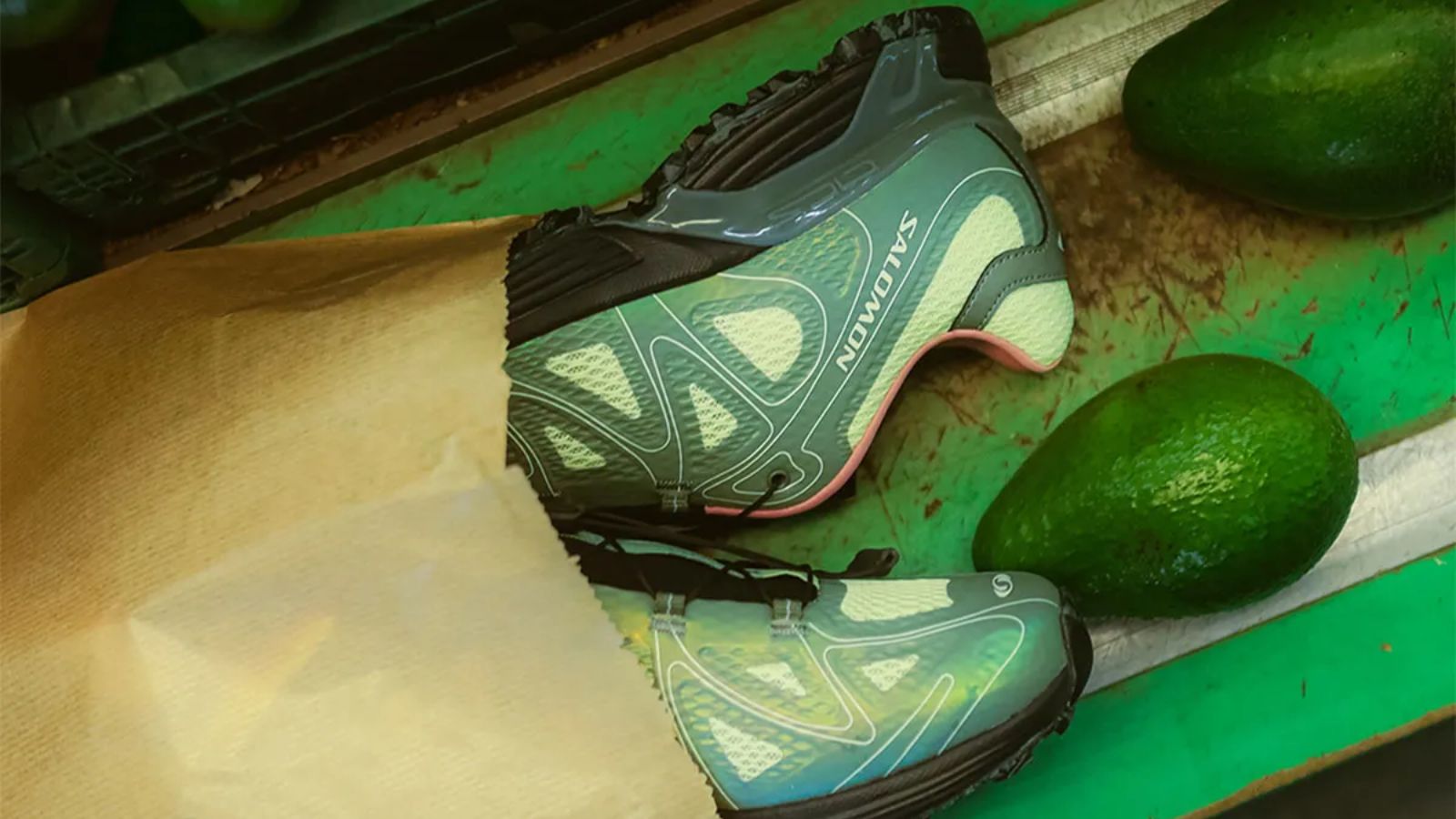 Hinh anh 3: END. x Salomon XT-Whisper Avocado - Giay sneaker lay cam hung tu qua bo voi phoi mau xanh la cay va trang, thiet ke doc dao va cong nghe tien tien.