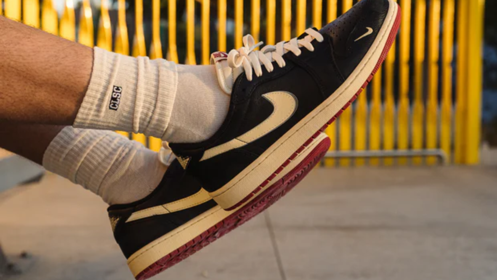 Hinh anh 7: Air Jordan 1 Low OG “Nitro” voi phoi mau Black/Muslin/Varsity Red, thiet ke boi Nigel Sylvester, bieu tuong thoi trang biker mua thu 2025.