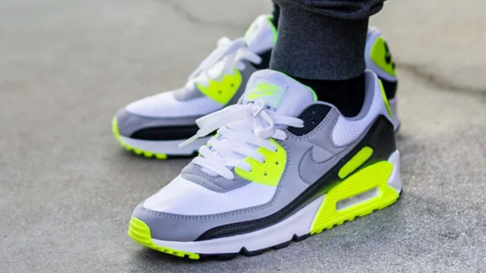 Hinh anh 1: Nike Air Max 90 Drift Cool Grey Volt, thiet ke hien dai tren nen phoi mau kinh dien