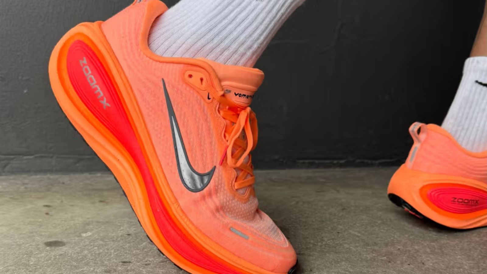 Hinh anh 2: Nike Vomero Plus voi dem ZoomX va thiet ke thoang khi