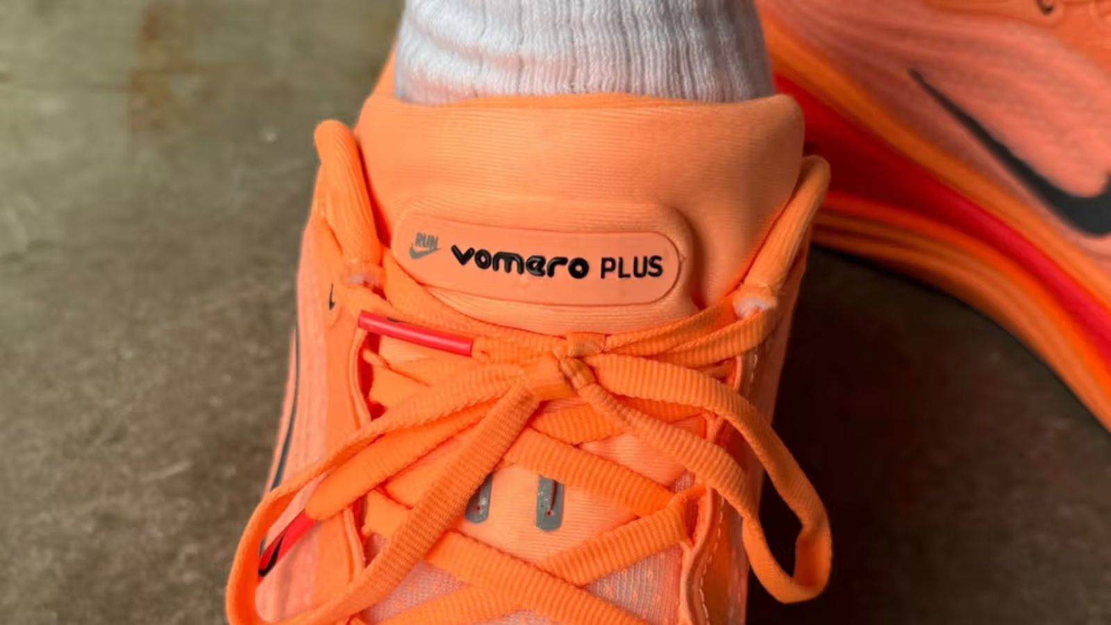 Hinh anh 3: Nike Vomero Plus voi dem ZoomX va thiet ke thoang khi