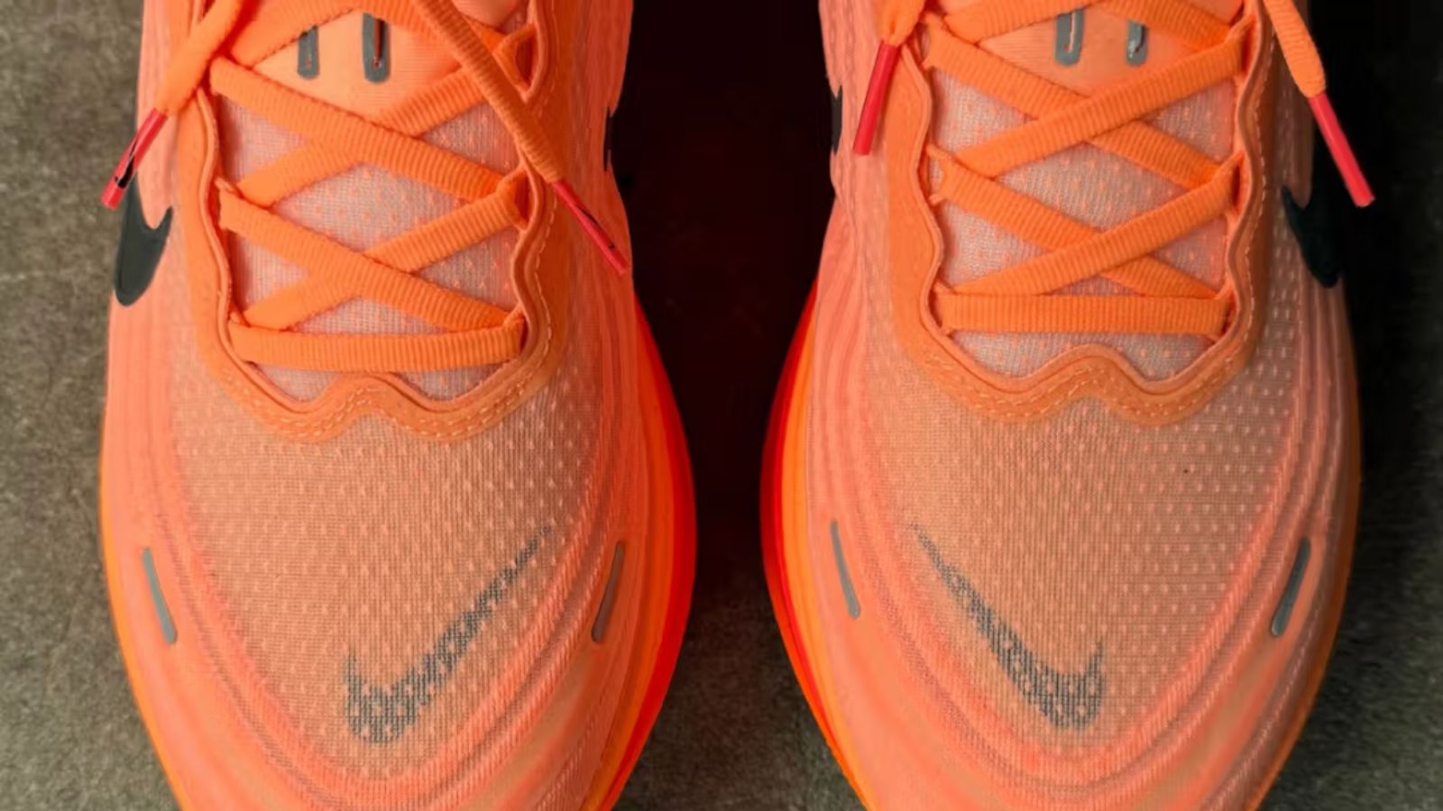 Hinh anh 4: Nike Vomero Plus voi dem ZoomX va thiet ke thoang khi