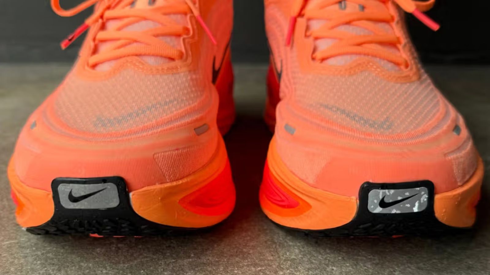 Hinh anh 5: Nike Vomero Plus voi dem ZoomX va thiet ke thoang khi