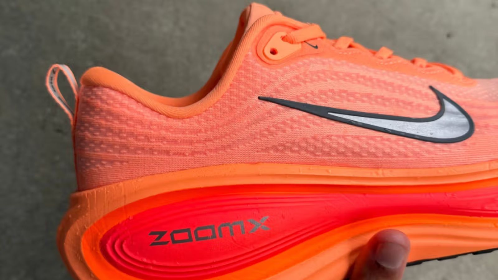 Hinh anh 7: Nike Vomero Plus voi dem ZoomX va thiet ke thoang khi