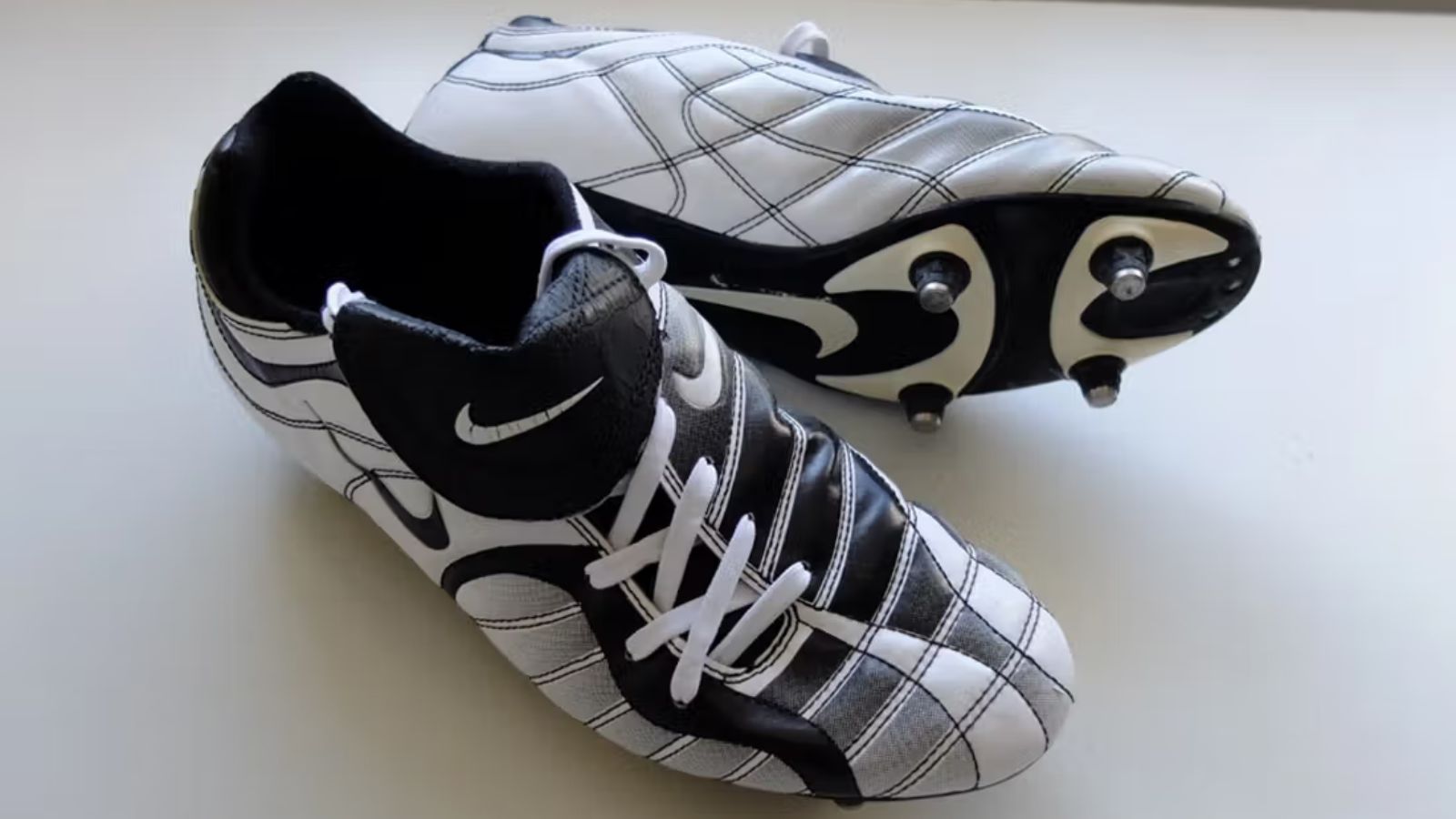 Hinh anh 1: Giay Nike Total 90 - Bieu tuong bong da noi loan quay tro lai