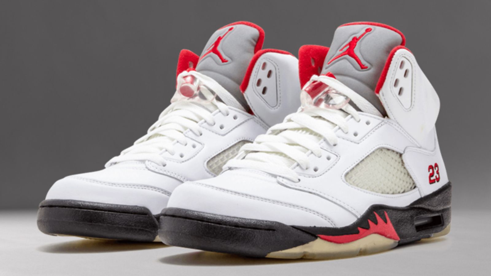 Hinh anh 5: Air Jordan 5 'Fire Red' - Bieu tuong van hoa giay the thao