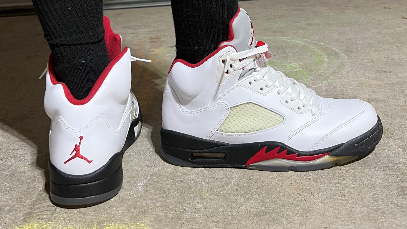 Hinh anh 6: Air Jordan 5 'Fire Red' - Bieu tuong van hoa giay the thao