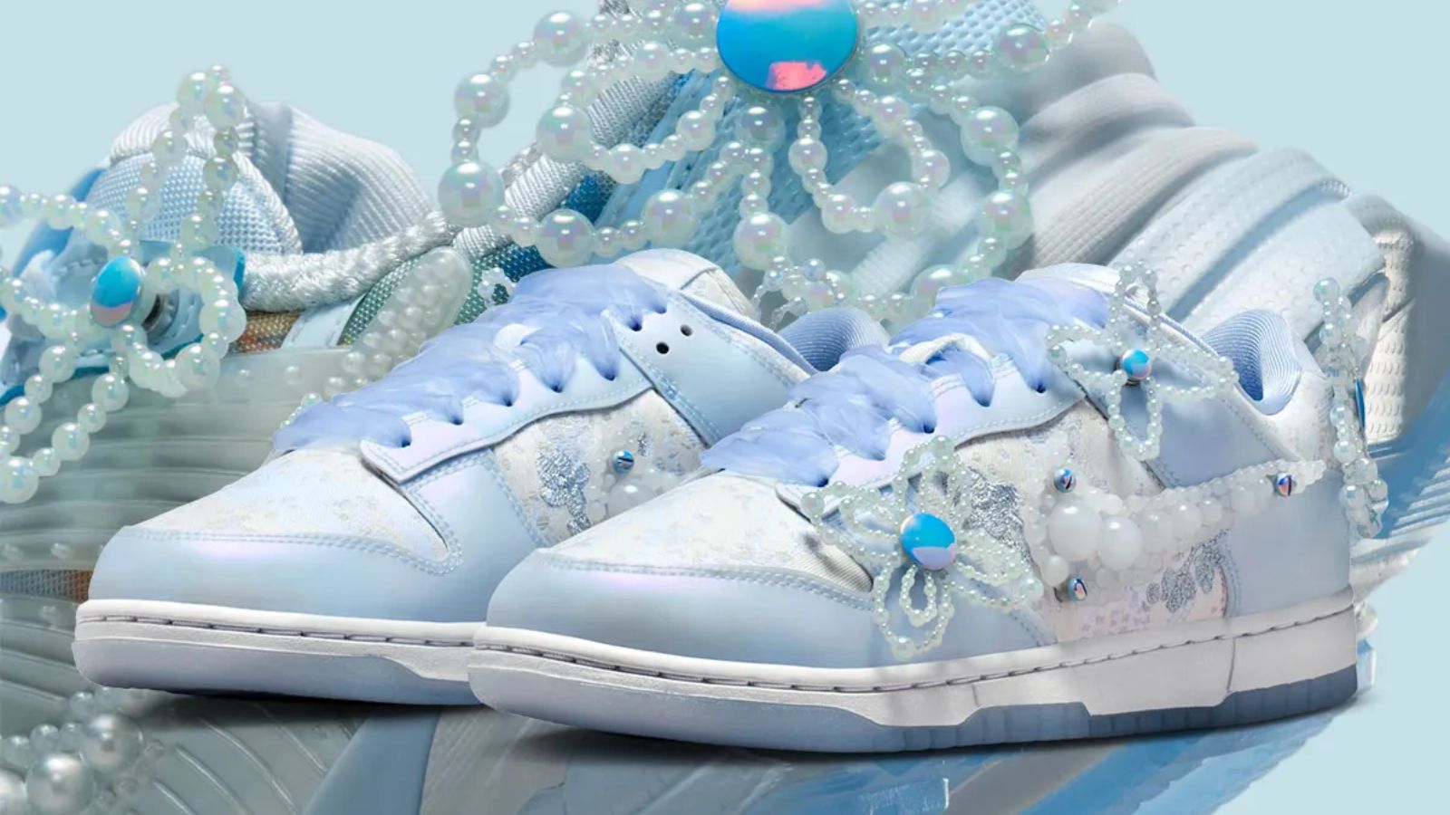 Hinh anh 1: Giay Nike Dunk Low Hydrogen Blue va V2K Run Blue Tint dinh ngoc trai cua Susan Fang.