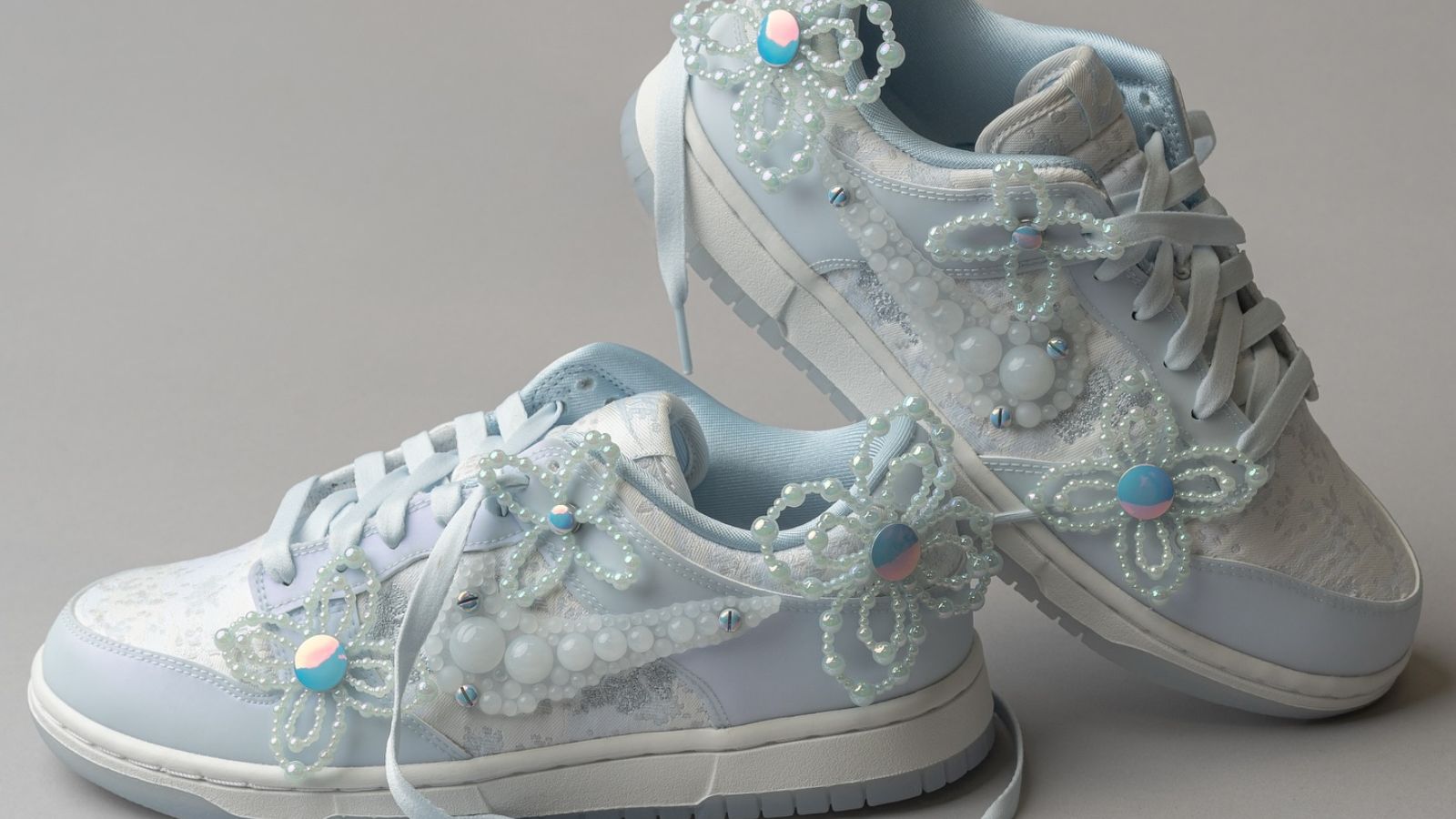 Hinh anh 3: Giay Nike Dunk Low Hydrogen Blue va V2K Run Blue Tint dinh ngoc trai cua Susan Fang.