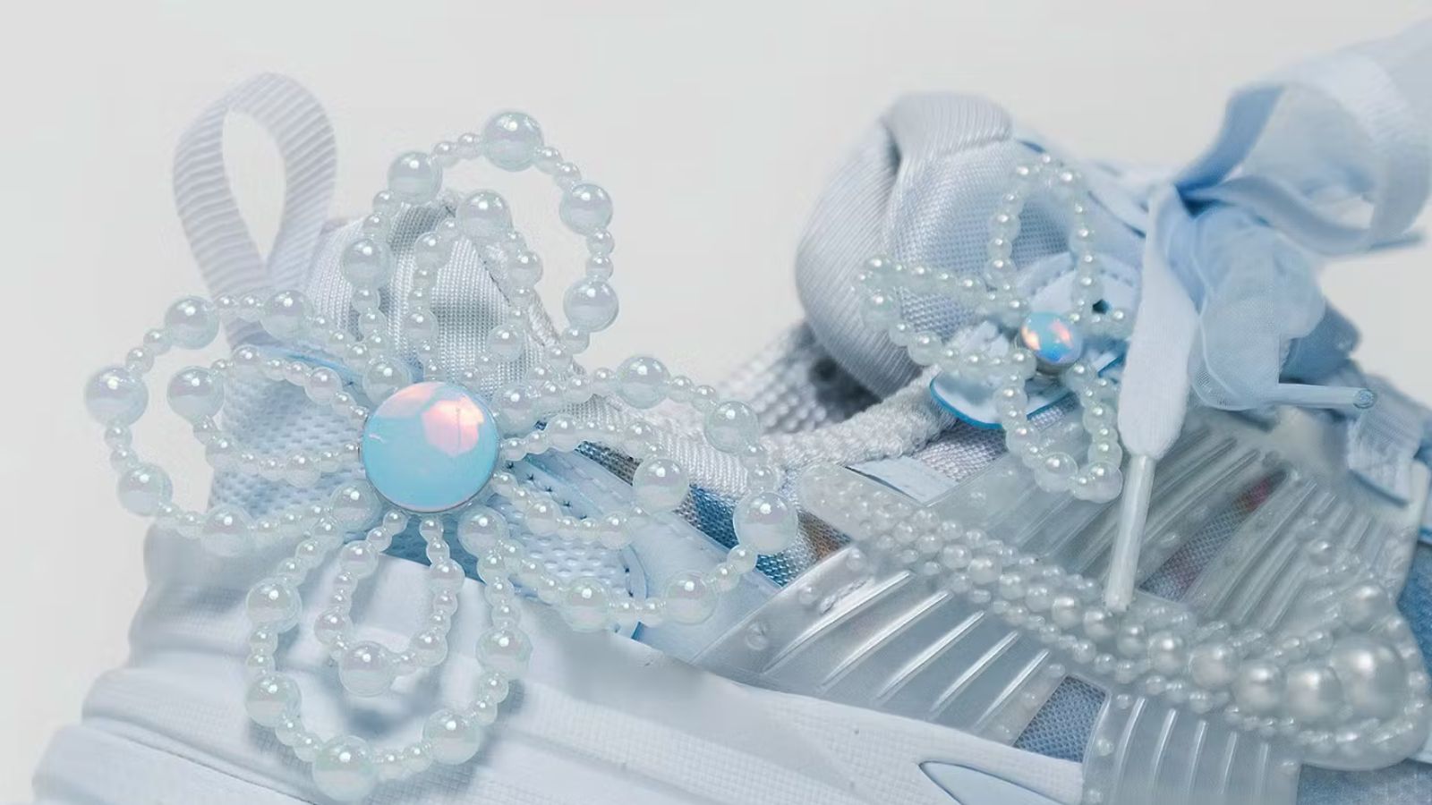 Hinh anh 5: Giay Nike Dunk Low Hydrogen Blue va V2K Run Blue Tint dinh ngoc trai cua Susan Fang.