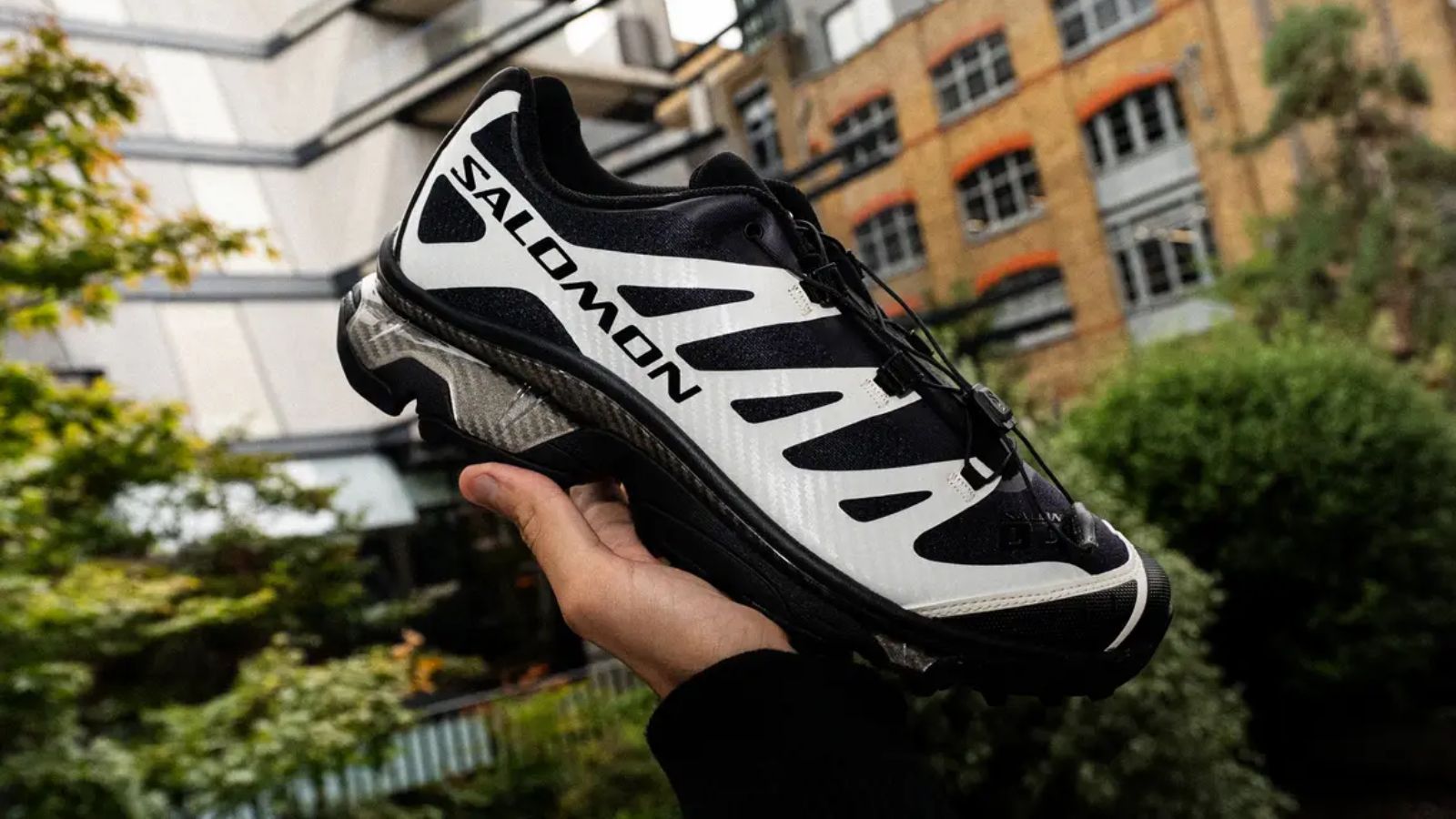 Hinh anh 2: Footpatrol x Salomon XT-4 Black Vanilla Ice, doi giay voi thiet ke gradient den trang, bieu tuong thoi trang London va Paris.