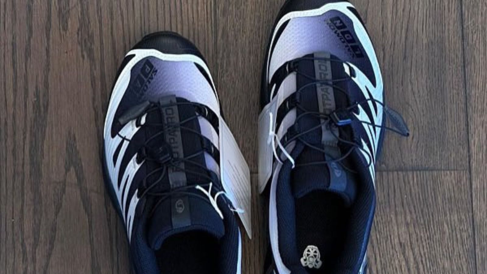 Hinh anh 4: Footpatrol x Salomon XT-4 Black Vanilla Ice, doi giay voi thiet ke gradient den trang, bieu tuong thoi trang London va Paris.