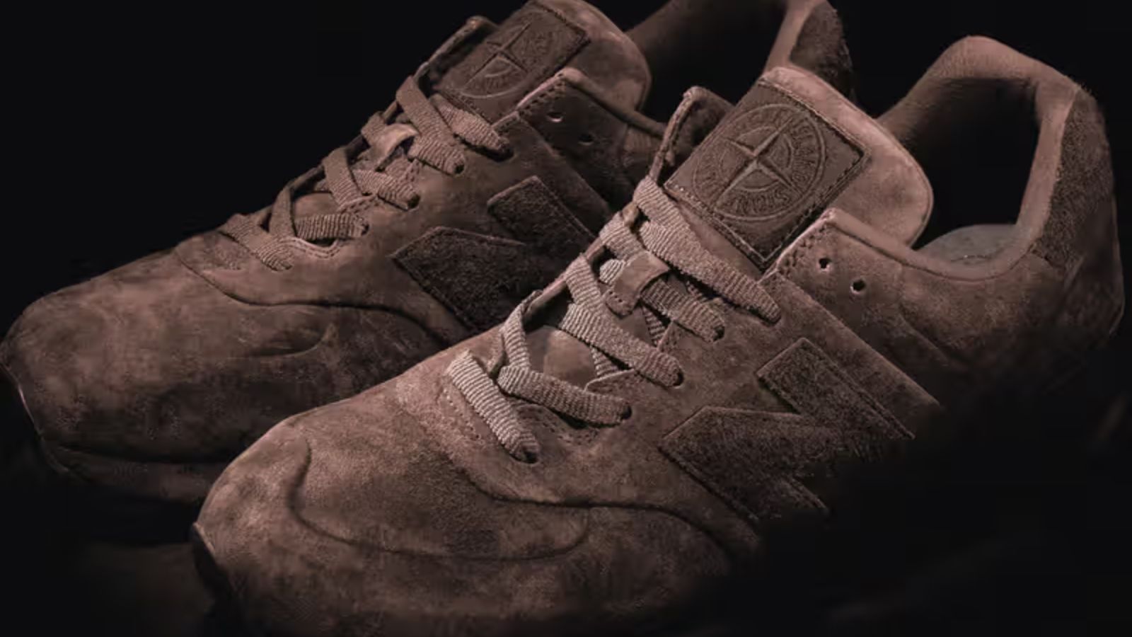 Hinh anh 3: Stone Island x New Balance 574 Ghost: Giay sneaker toi gian voi ba phoi mau Dark Brown, Grey, Navy, ra mat tai London Fashion Week.