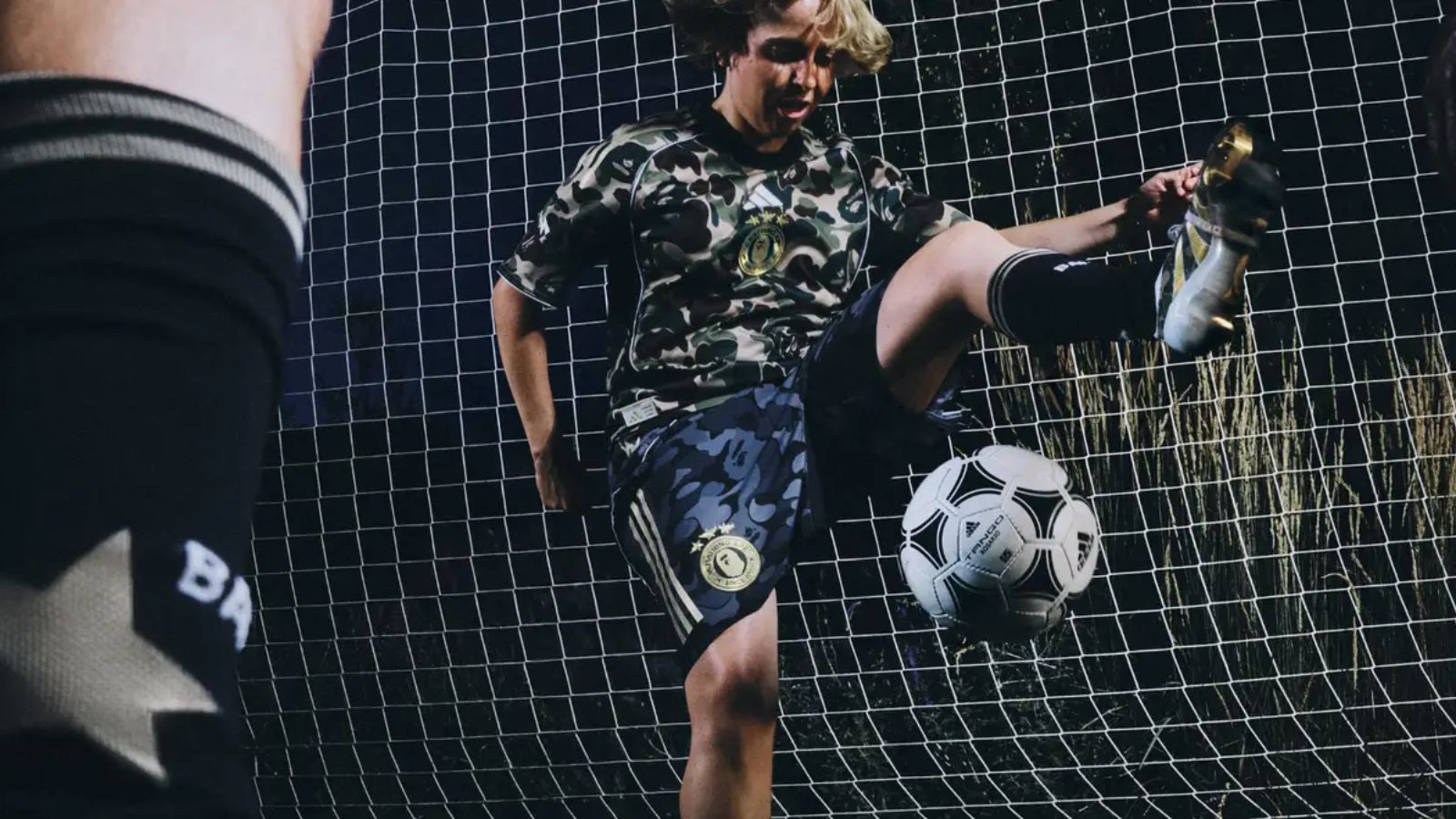 Hinh anh 1: Bo suu tap BAPE va adidas, giay bong da va streetwear