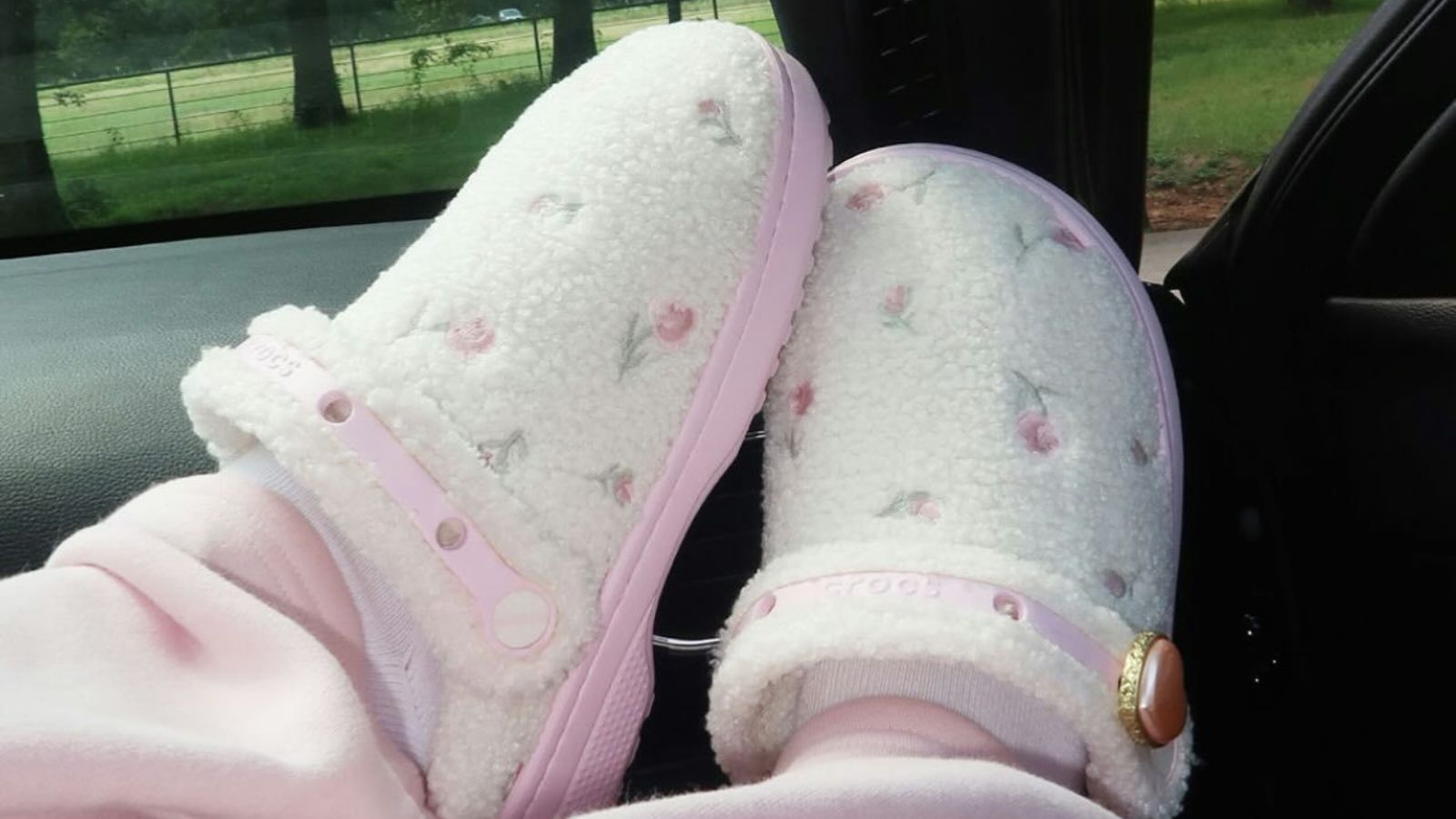 Hinh anh 3: Hollister x Crocs Classic Clog Unfurgettable Pink Milk voi thiet ke mau hong pastel va hoa theu.