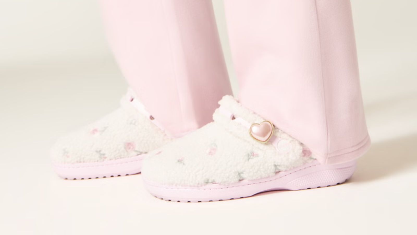 Hinh anh 6: Hollister x Crocs Classic Clog Unfurgettable Pink Milk voi thiet ke mau hong pastel va hoa theu.