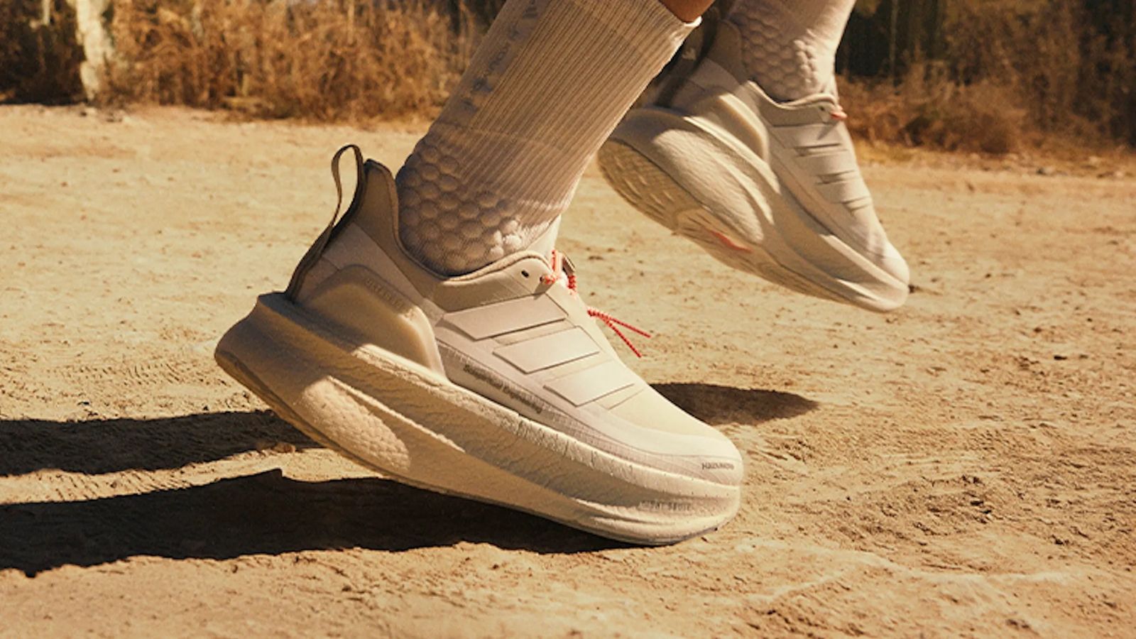 Hinh anh 2: UltraBOOST 5 - Su ket hop giua Hermanos Koumori va adidas, phong cach Mexico va cong nghe LIGHT BOOST™.