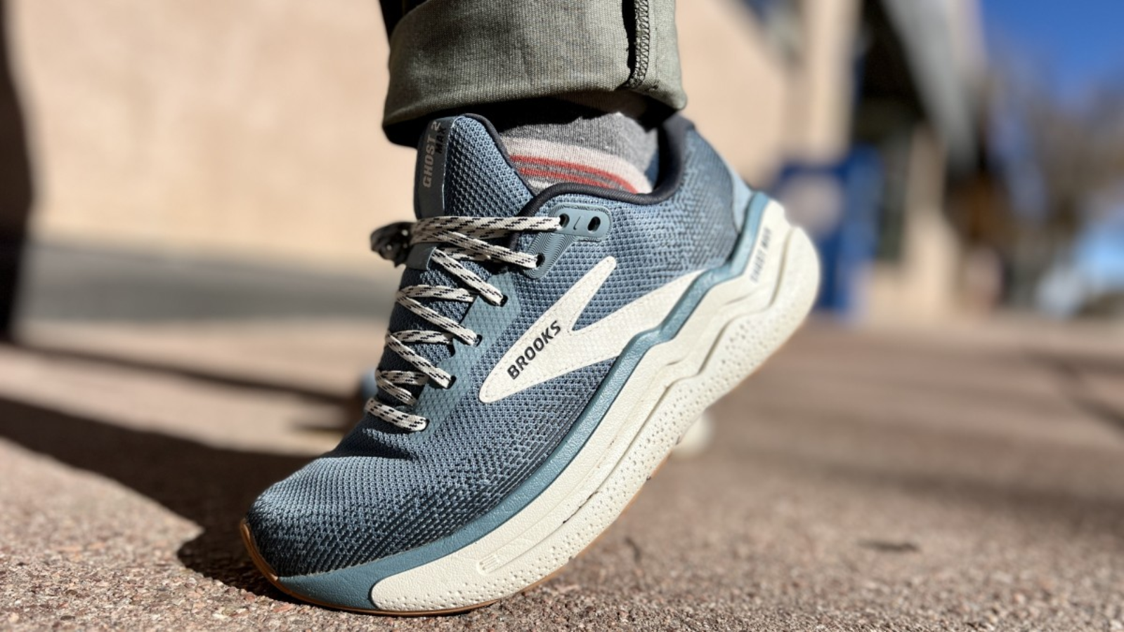 Hinh anh 5: Brooks Ghost Max 2 - Giay chay phuc hoi em ai voi thiet ke dem cao.