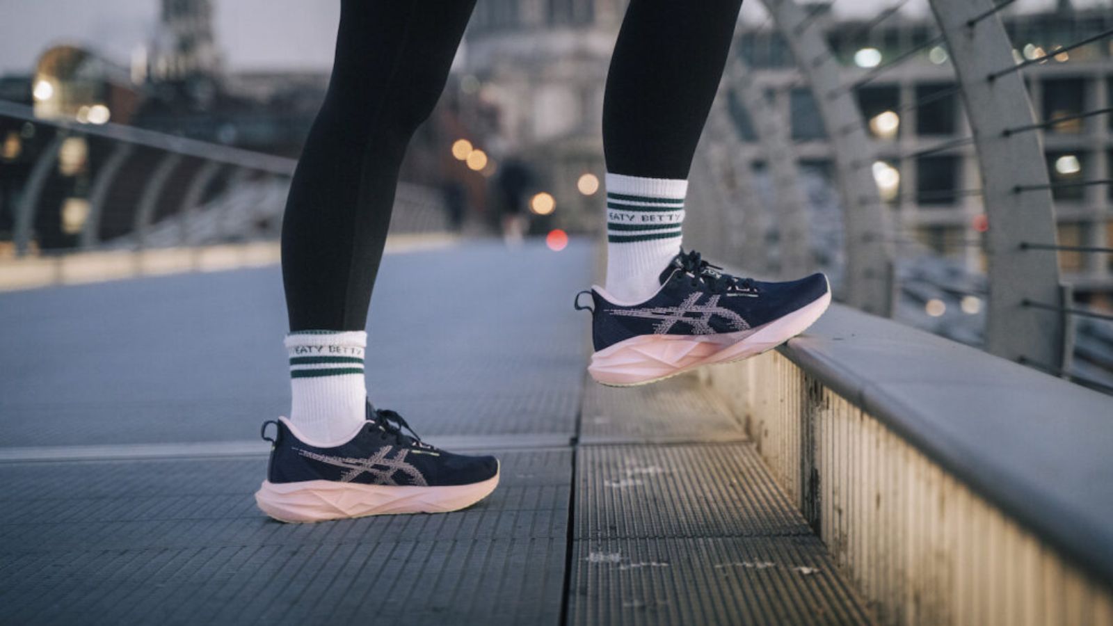 Hinh anh 2: Giay Asics Novablast 5 mau xanh, thiet ke moi cho chay bo