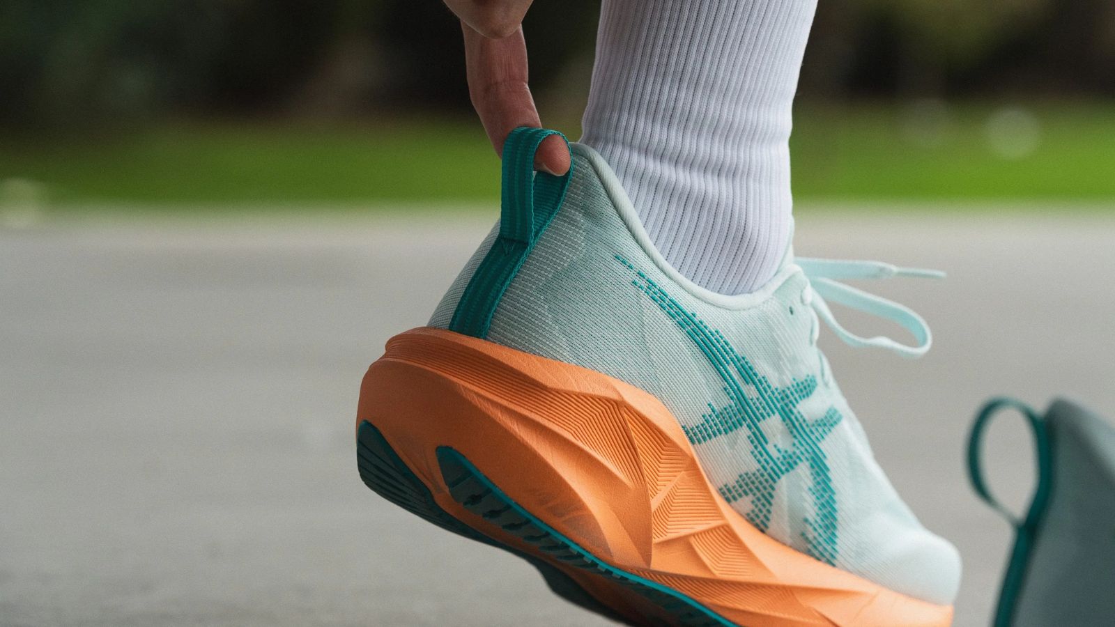 Hinh anh 3: Giay Asics Novablast 5 mau xanh, thiet ke moi cho chay bo