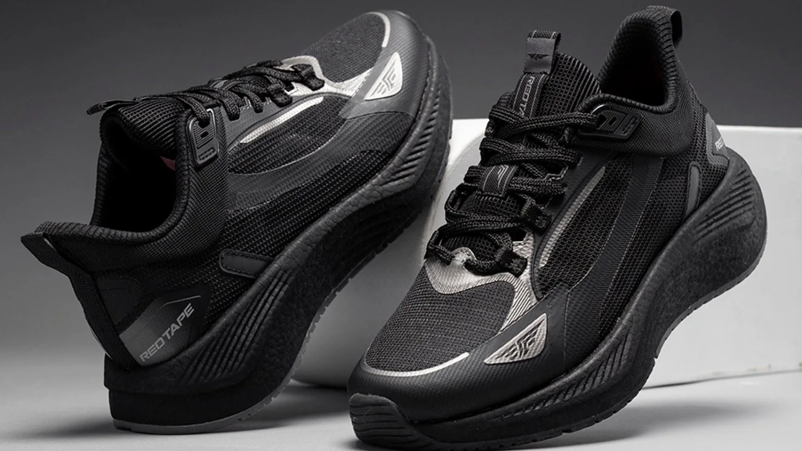 Hinh anh 1: Giay chay bo da mau den: Su ket hop giua phong cach va tien ich