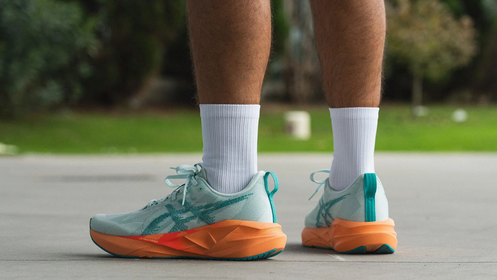 Hinh anh 4: Giay Asics Novablast 5 mau xanh, thiet ke moi cho chay bo